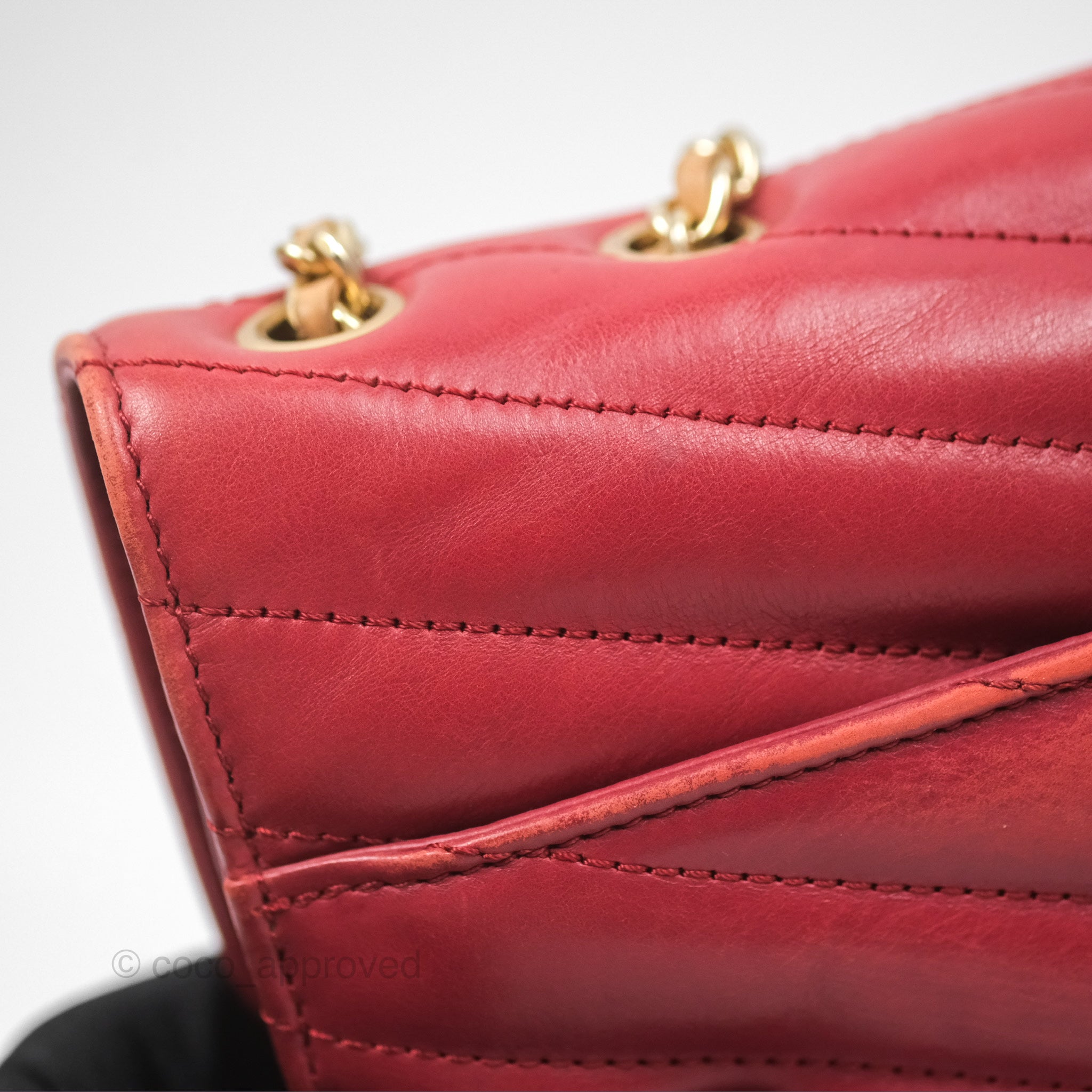 Chanel Chevron Shoulder Bag in Red Calfskin Leather with Aged Gold Hardware - Luxury Crossbody Purse for Women, Perfect for Parties, Date Nights & Special Occasions