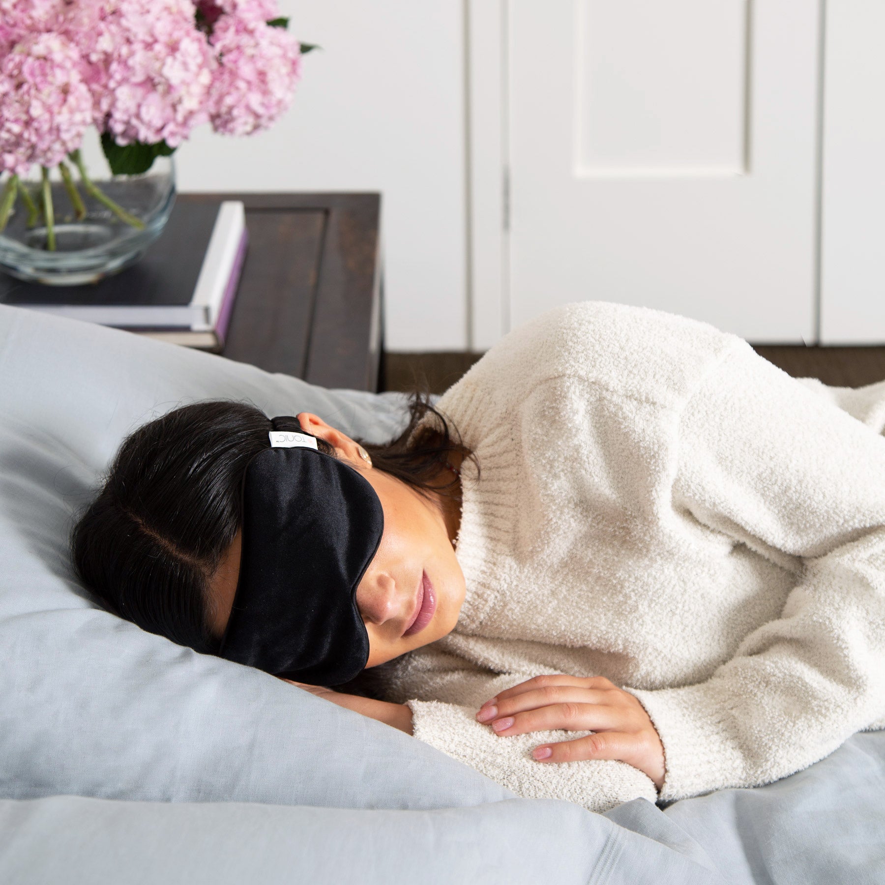 Luxe Velvet Black Sleep Mask for Women & Men - Soft Comfortable Eye Cover for Travel, Meditation & Relaxation - Block Light & Reduce Stress