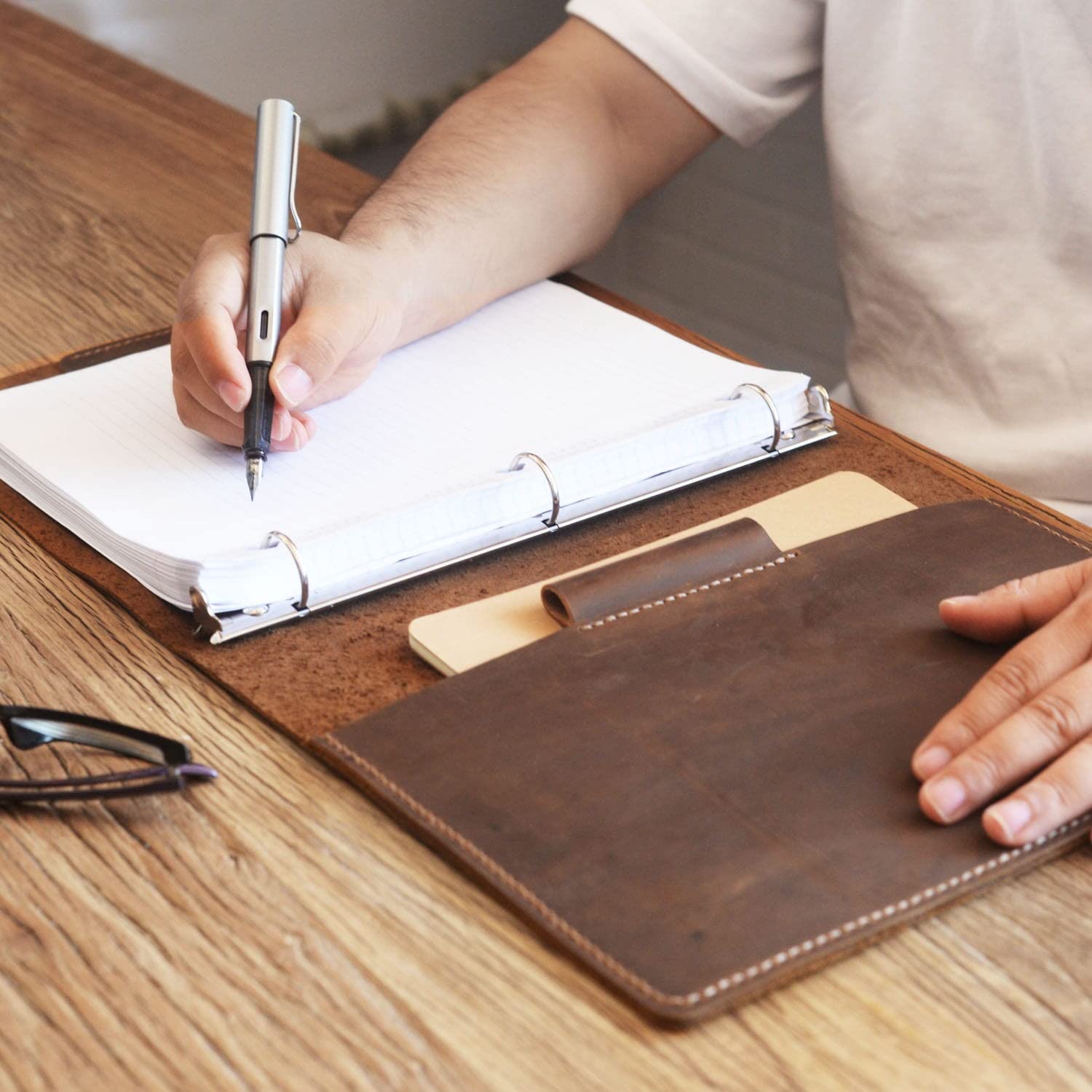 Premium Distressed Brown Leather 3-Ring Binder for 8.5 x 11 Paper - Professional Portfolio Organizer with 3-Hole Punch Design - Perfect for Office, School & Business Meetings