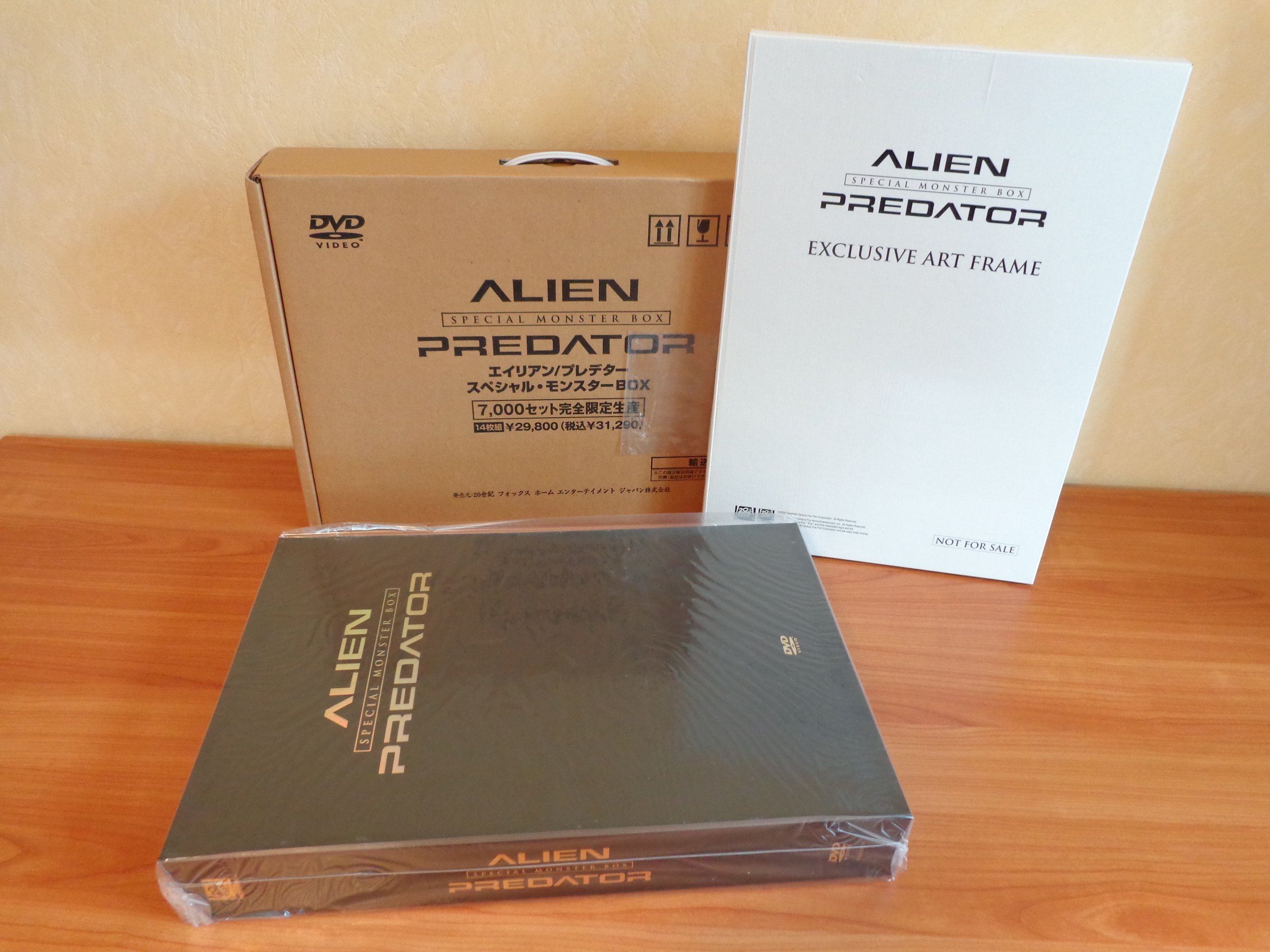 Alien vs Predator Special Edition Monster Box Set - Collector's Edition for Sci-Fi Fans & Movie Enthusiasts | Perfect for Display, Gifts, and Home Decor