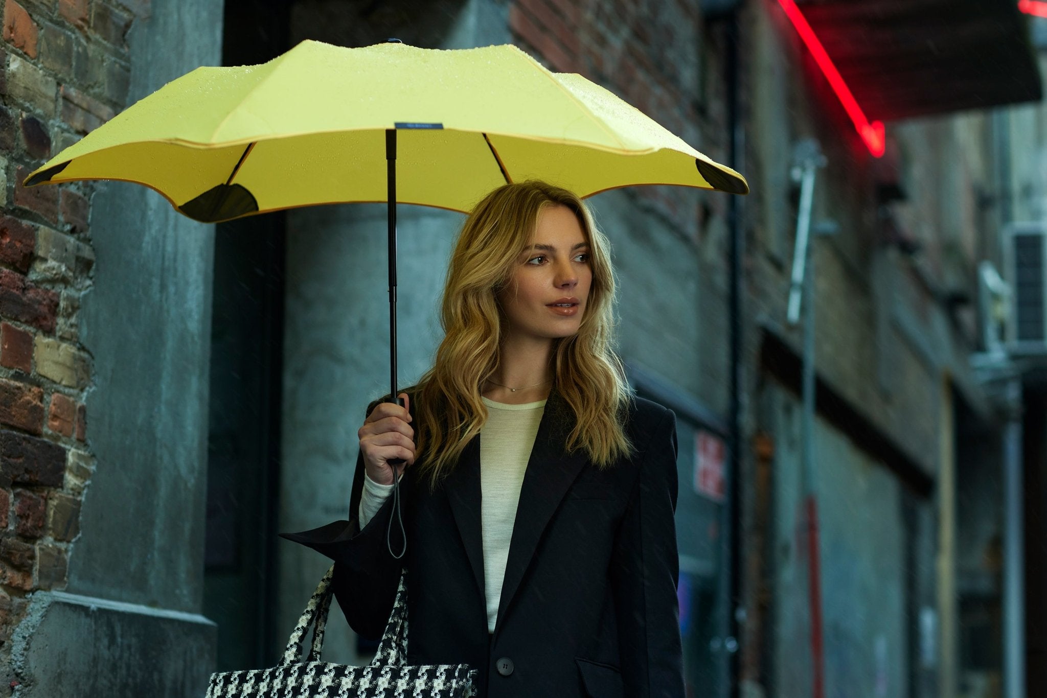 BLUNT Metro Collapsible Compact Umbrella - Windproof Travel Umbrella with Automatic Open/Close, Lightweight & Portable for Men Women (Yellow) - Perfect for Commuting, Travel & Outdoor Activities