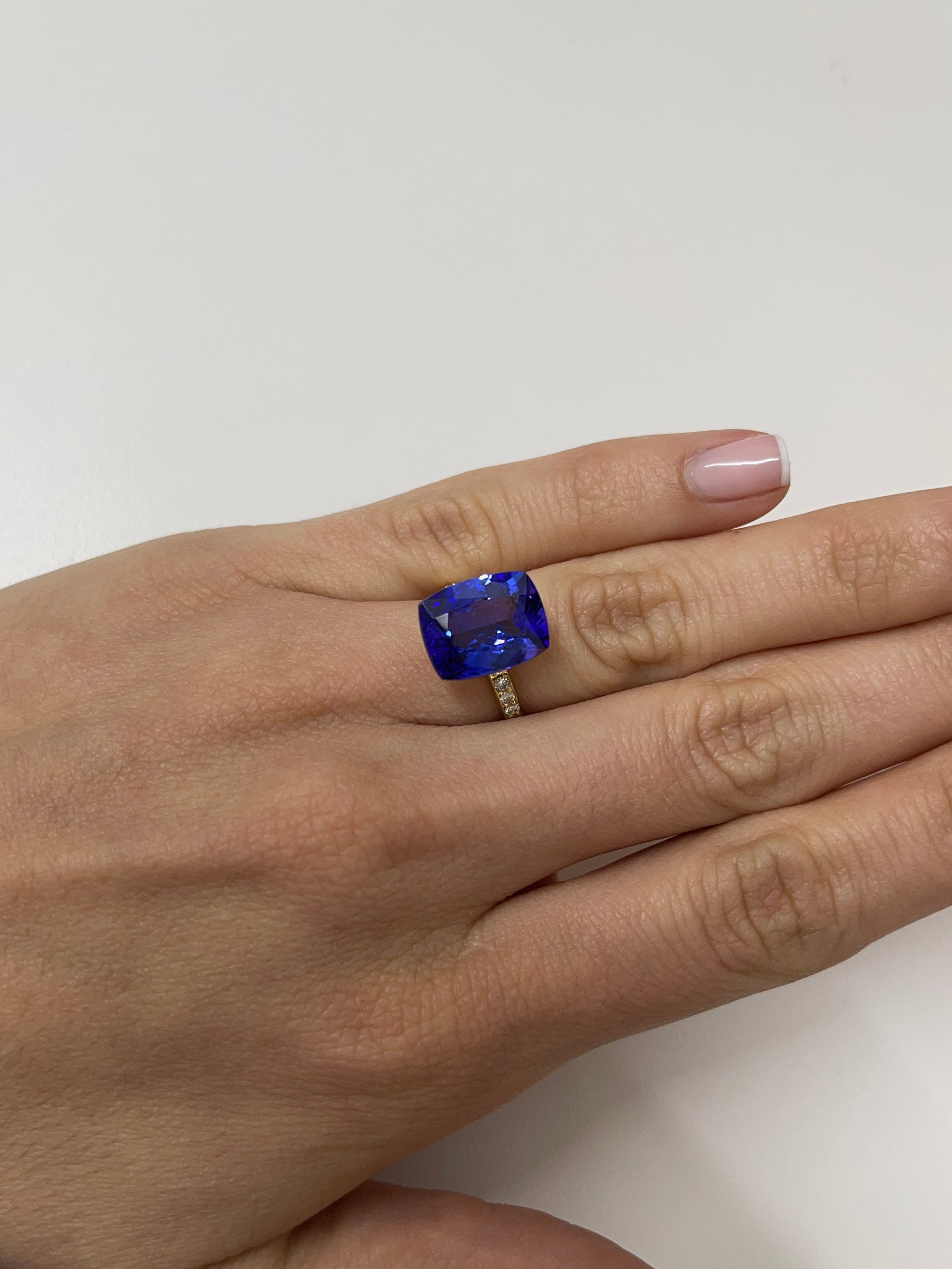 8.56 Carat GIA Certified Natural Violetish Blue Tanzanite Loose Gemstone - 14x11mm Cushion Cut for Jewelry Making, Engagement Rings & Collector's Pieces