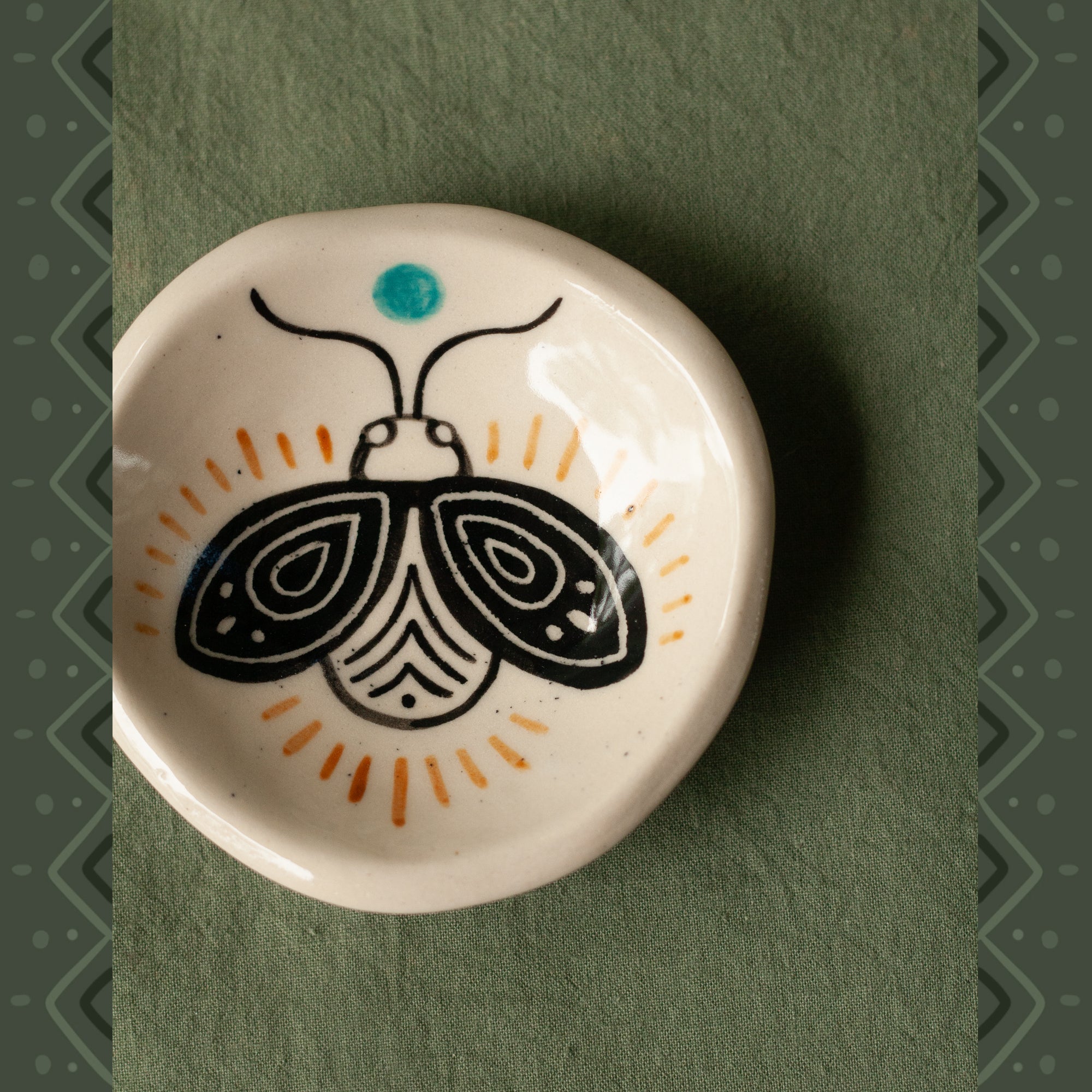 Mini Insect Dish - Small Decorative Bowl for Bugs, Butterflies & Nature Collectors - Perfect for Entomology Displays, Home Decor & Science Projects