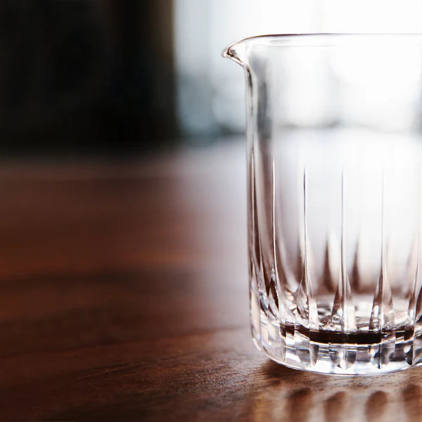 Professional Cocktail Mixing Glass with Seamless Tapered Base - Premium Bar Tool for Mixologists & Home Bartenders - Perfect for Crafting Martinis, Manhattans & Classic Cocktails