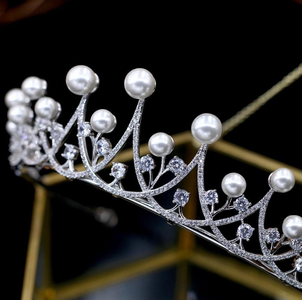 Elegant Silver Pearl and Cubic Zirconia Bridal Tiara Crown - Perfect for Weddings, Prom, Quinceañera & Special Occasions