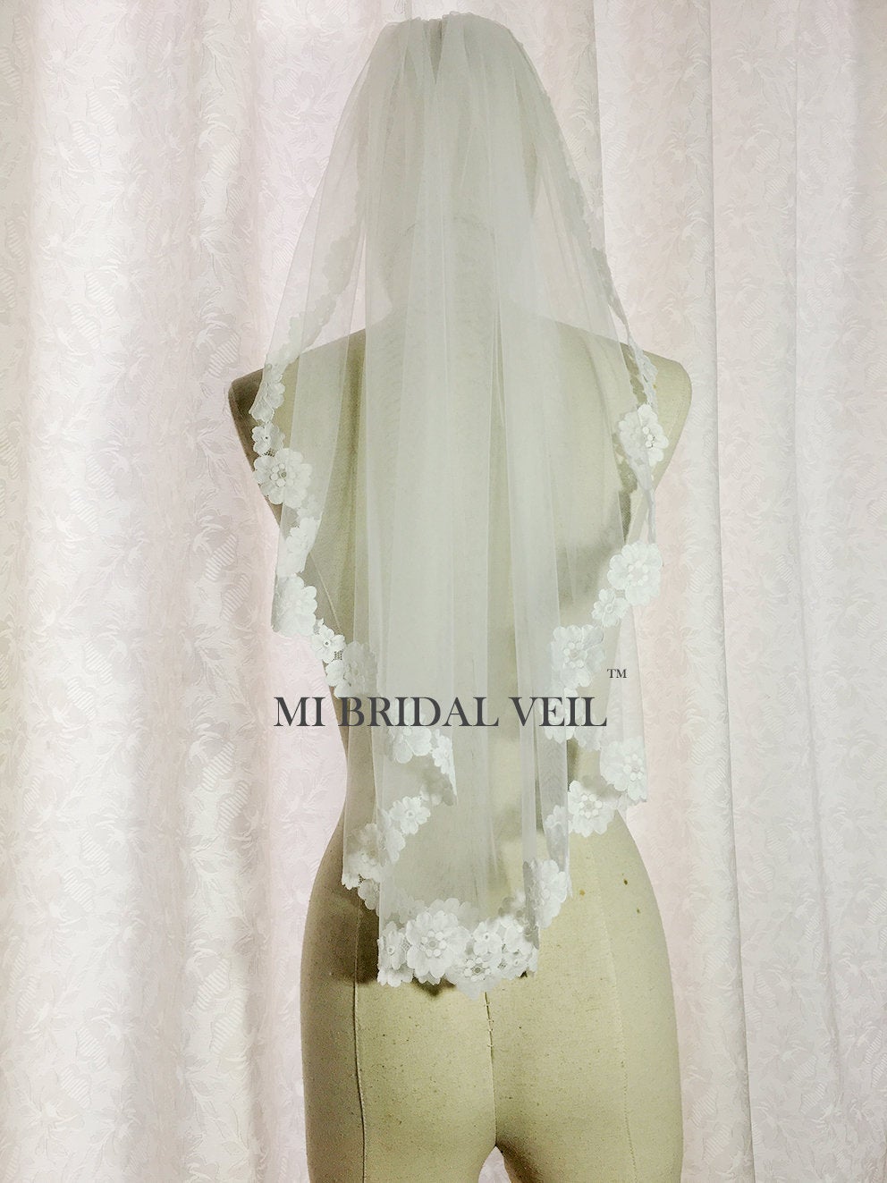 Elegant Boho Lace Wedding Veil with Floral Embroidery - Fingertip Length Bridal Veil for Romantic Ceremonies | Perfect for Bohemian, Beach & Outdoor Weddings