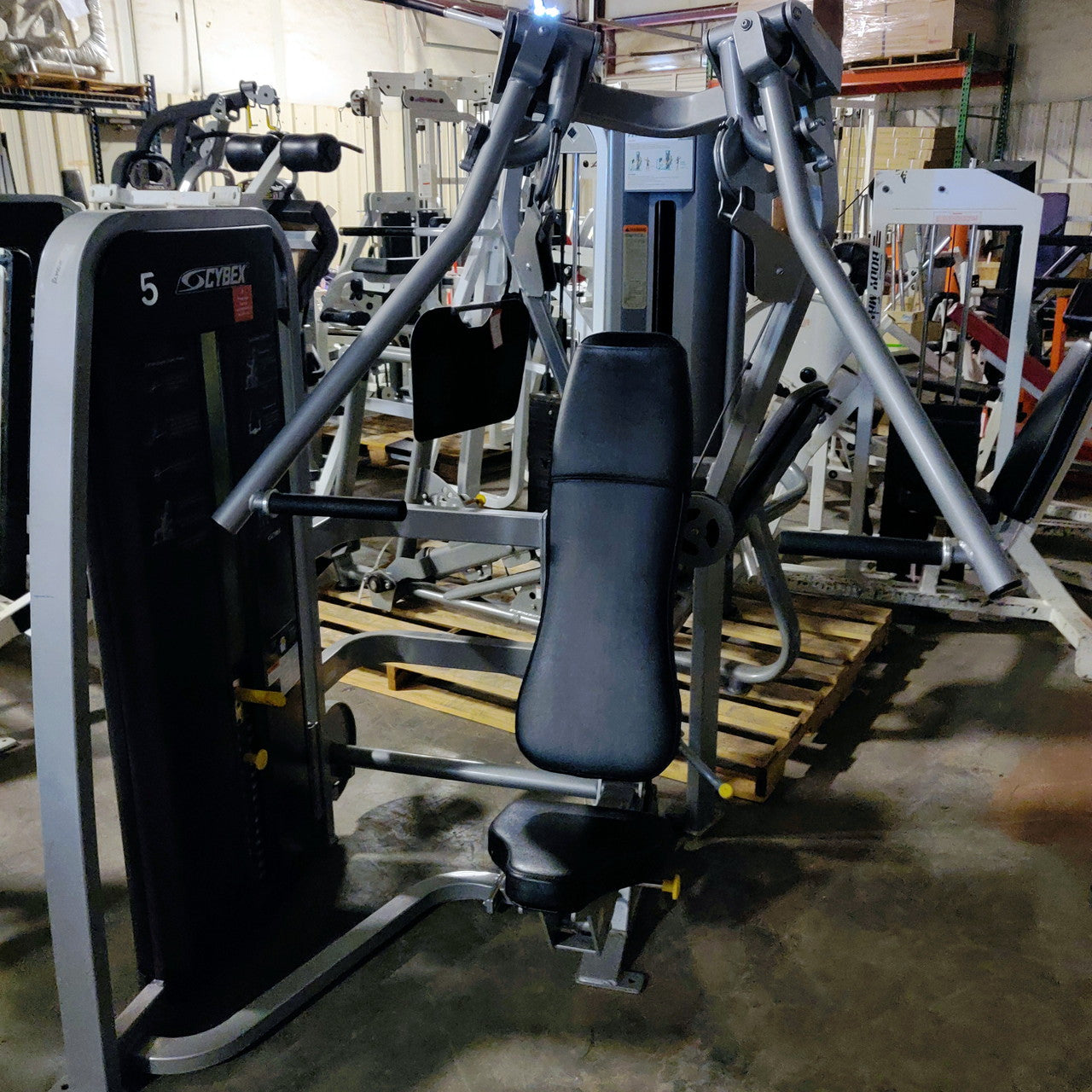 Cybex Eagle Chest Press 11000 - Professional Gym Strength Training Equipment for Home & Commercial Use - Perfect for Chest Workouts & Upper Body Strength Building