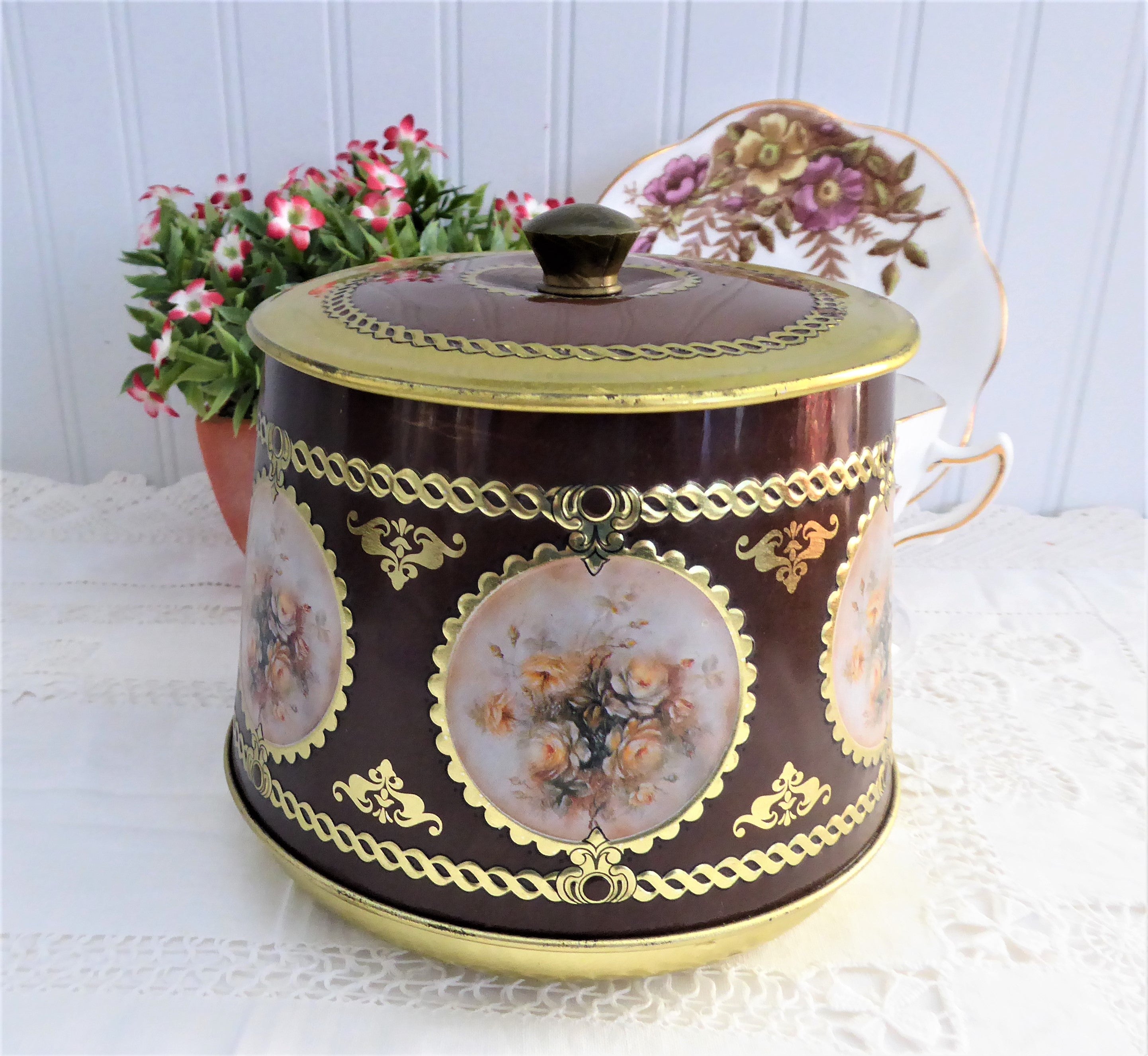 Vintage 1950s Floral Vignettes Round Tea Tin - Meister Tea Caddy & Biscuit Storage Container - Perfect for Loose Leaf Tea, Cookies & Kitchen Decor