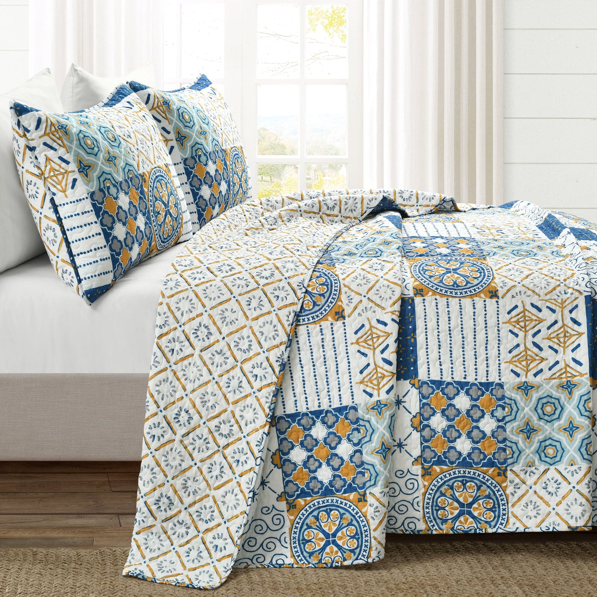 Monique Patch 3-Piece Quilt Set - Queen Size Bedding, Soft & Cozy Comforter with Matching Pillow Shams - Perfect for Master Bedroom, Guest Room & Cozy Home Decor