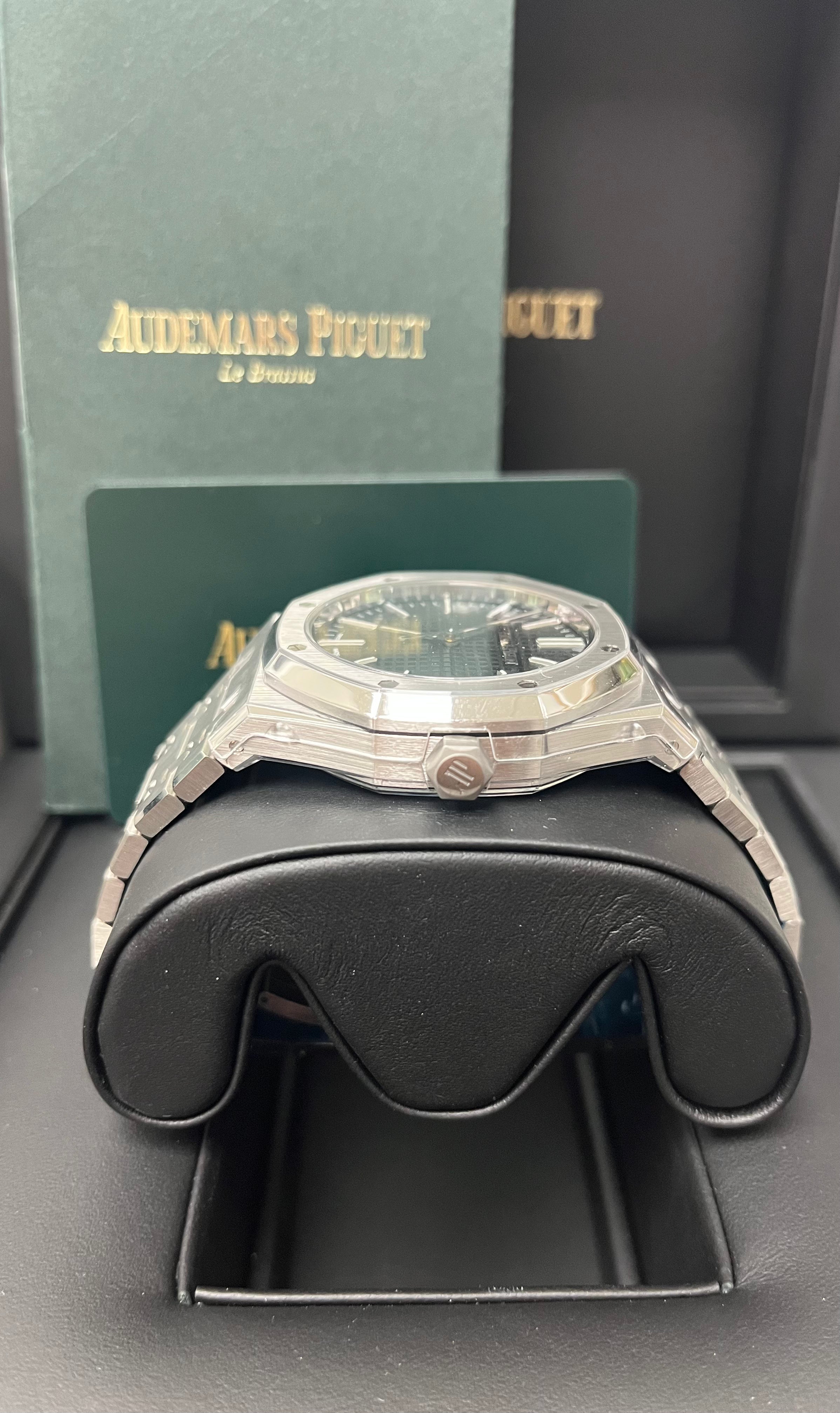 Audemars Piguet Royal Oak 41mm Selfwinding Stainless Steel Watch with Green Dial 15510ST.OO.1320ST.09 - Luxury Timepiece for Men, Perfect for Business Meetings & Formal Events