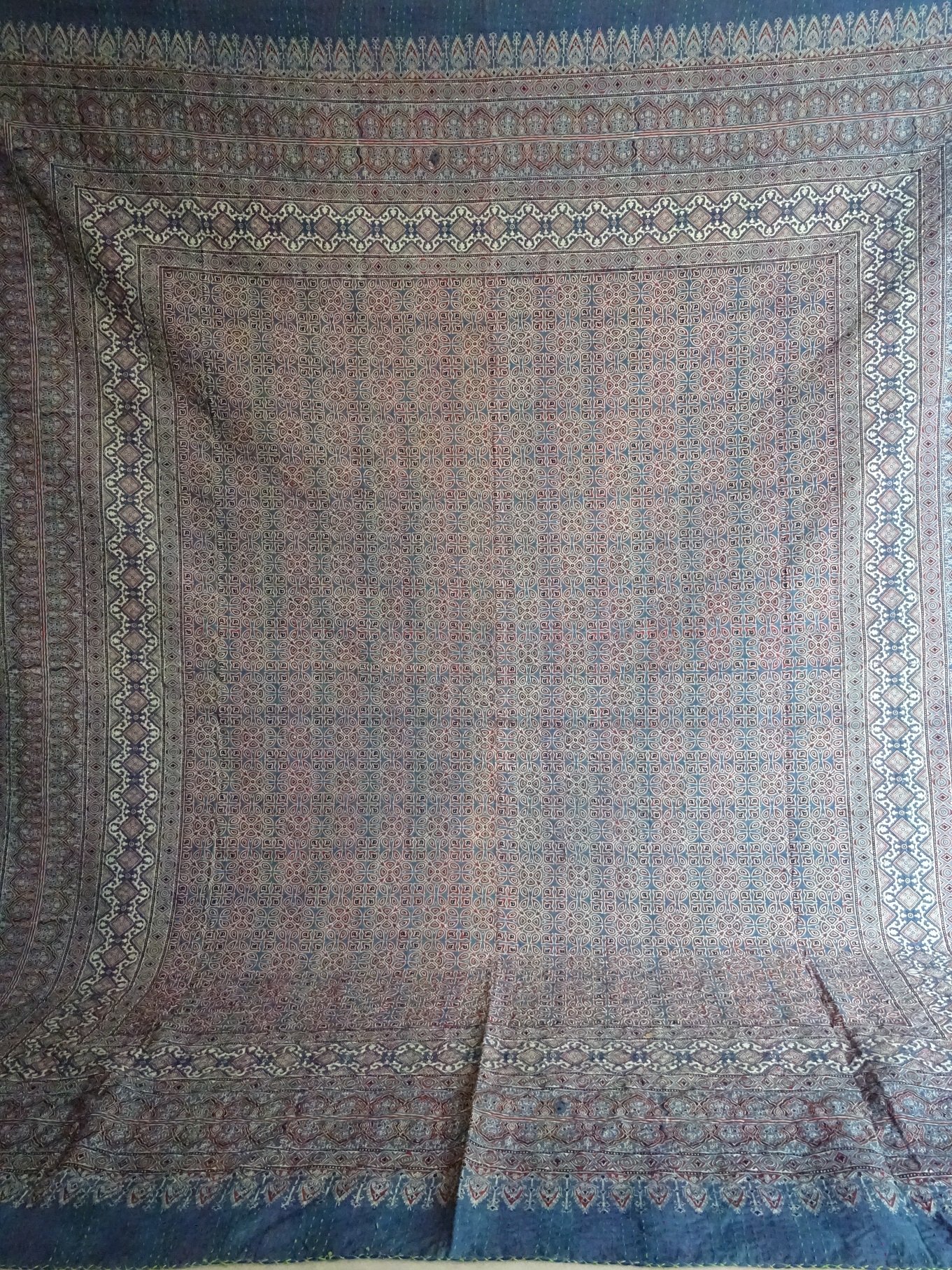 Sophia-Art Handmade Indian Kantha Quilt - Reversible Cotton Sari Bedspread with Ajrakh Block Print | Boho Chic Bed Cover for Master Bedroom, Guest Room & Dorm Decor | Traditional Hand-Stitched Gudri Ralli Quilted Throw Blanket