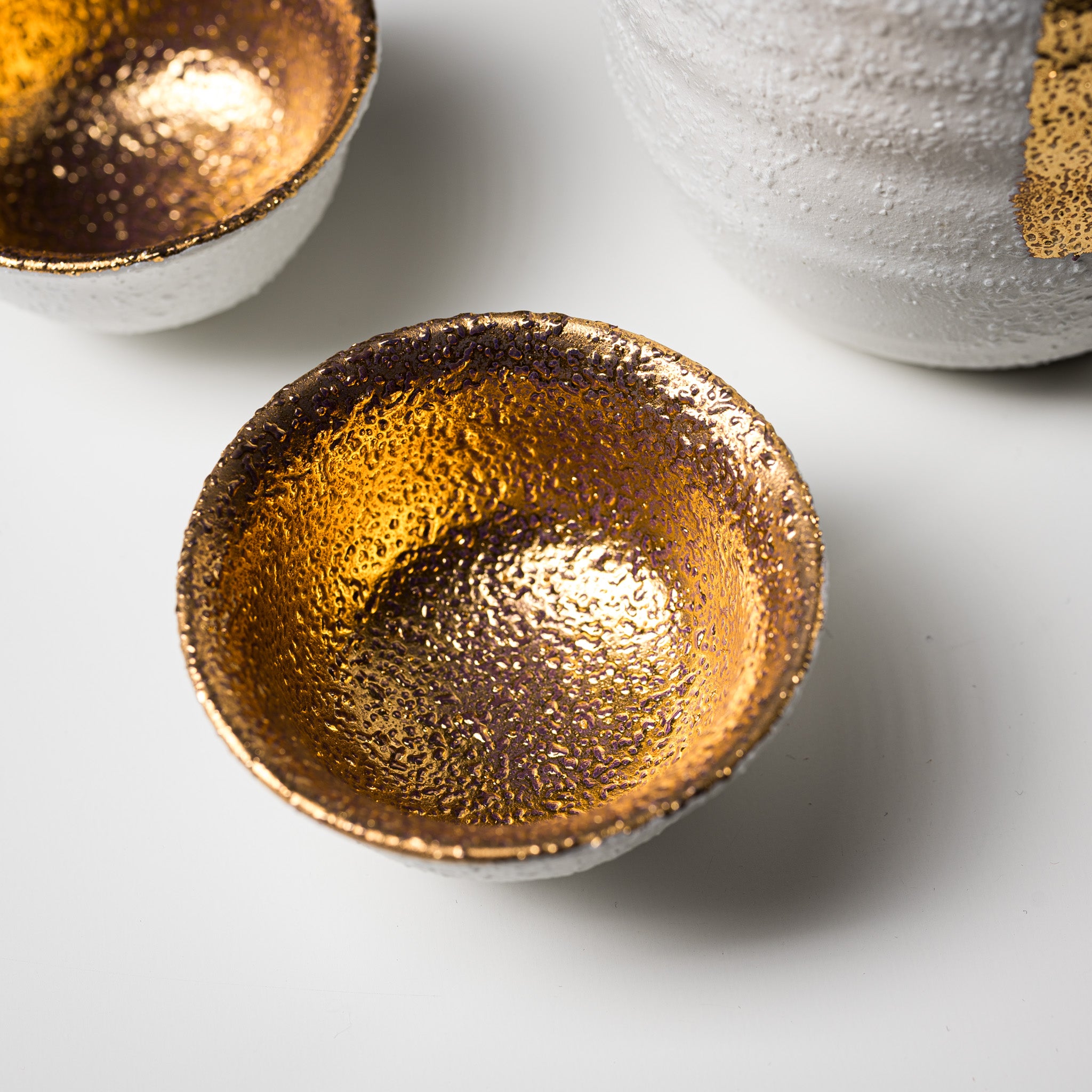 Premium Mino Ware Pottery Sake Set - Handcrafted White Gold Twisting Japanese Ceramic Sake Cups & Decanter - Traditional Japanese Drinking Vessels for Sake Tasting, Dinner Parties & Gift Giving