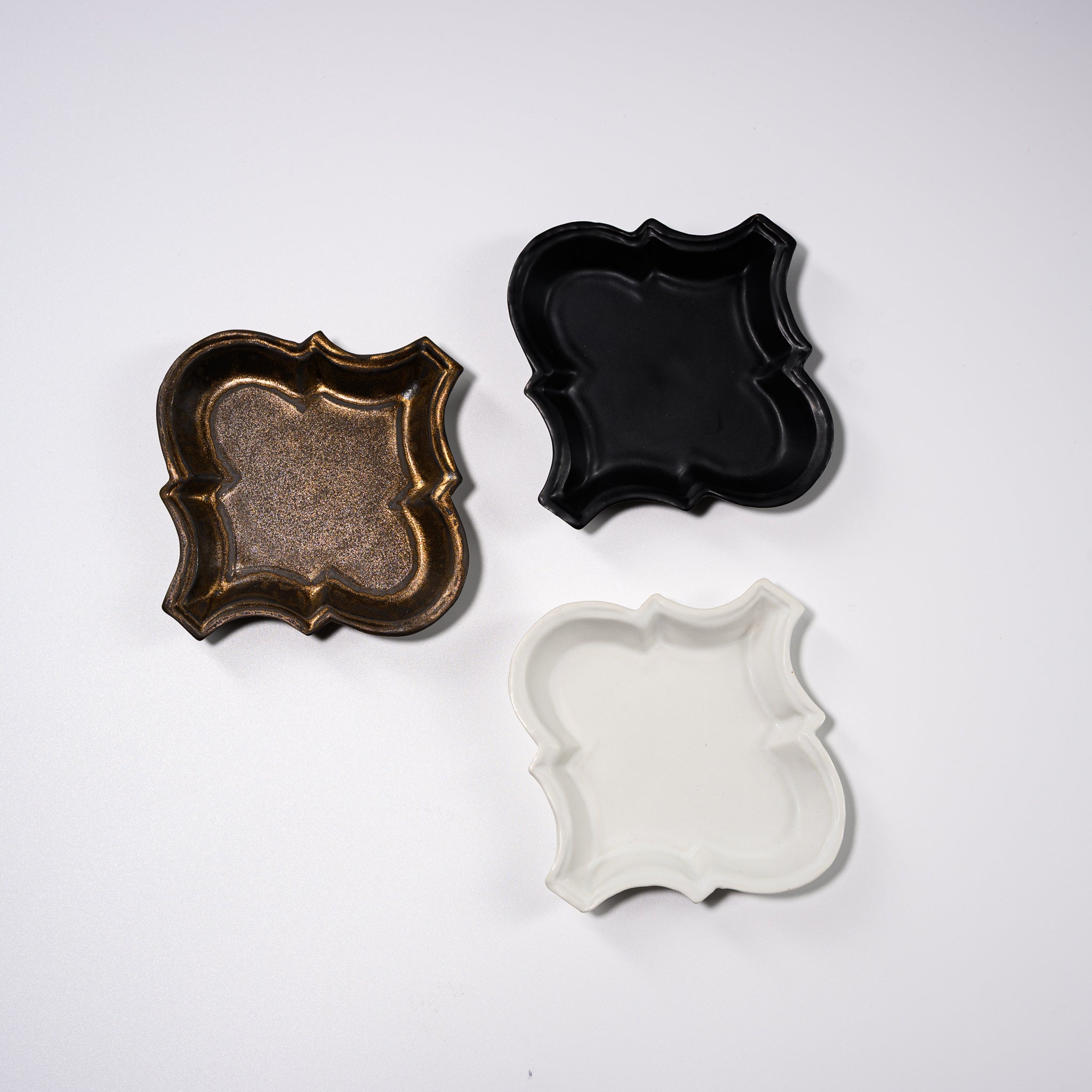 Handmade Usukiyaki Small Dish - Arabesque Design Japanese Ceramic Appetizer Plate for Sushi, Soy Sauce, and Condiments