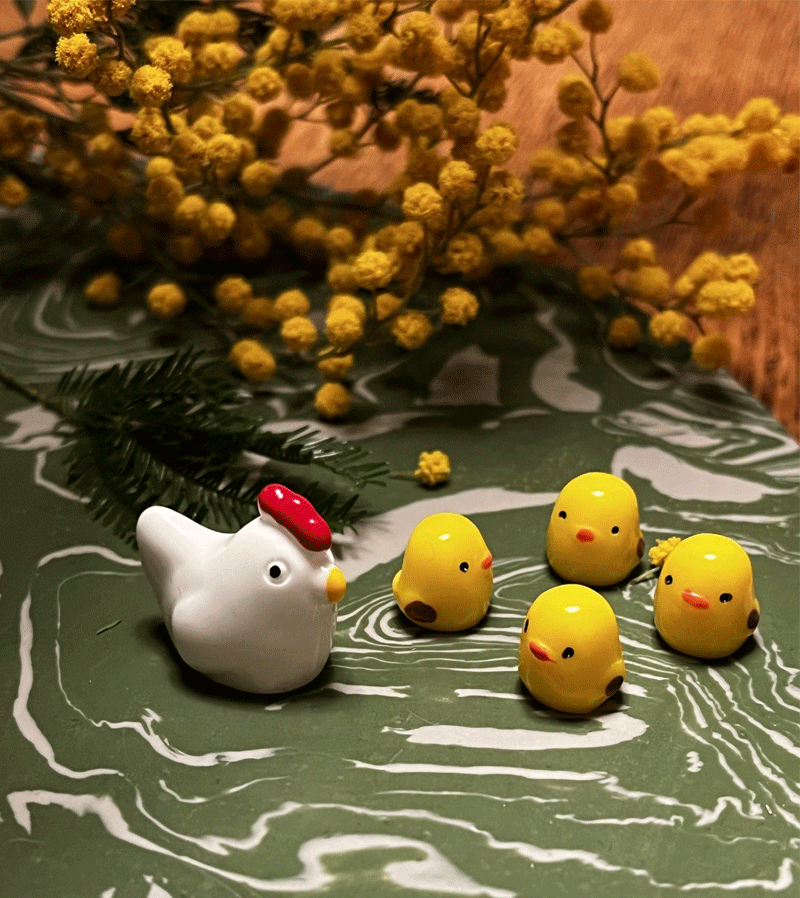Resin Hen and 4 Chicks Figurine Set - Handcrafted Farmhouse Decor for Kitchen, Garden, or Easter Display