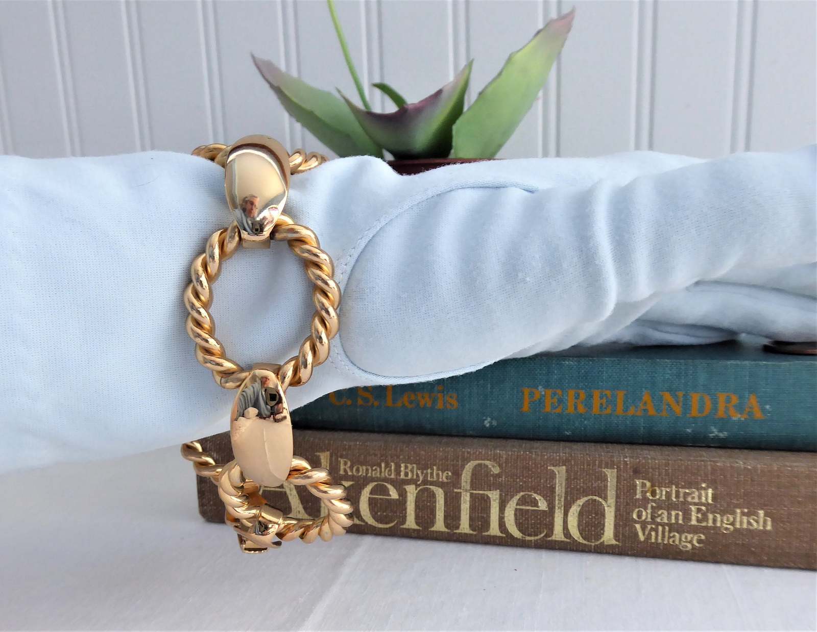 Vintage 1980s Napier Twisted Link Chunky Bracelet - Gold Plated Signed Oval Links for Women | Perfect for Retro Fashion, Parties & Gift Giving