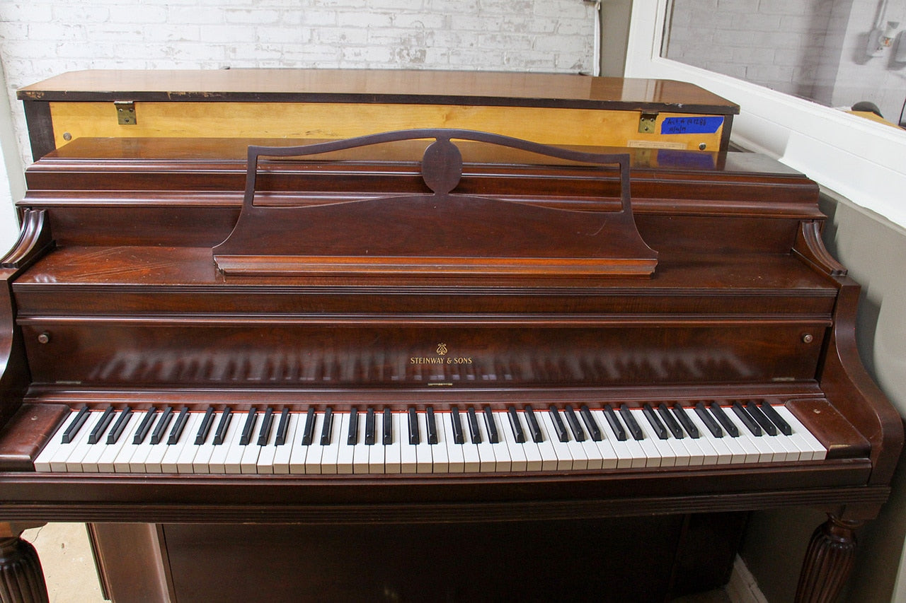 Vintage 1946 Steinway & Sons 40 Console Piano - Polished Mahogany Finish - Serial Number 0882 - Perfect for Home, Studio & Classic Music Performances
