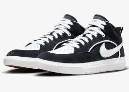 Nike SB React Leo Skateboarding Shoes - Black/White Colorway | Durable & Comfortable for Street Skating & Casual Wear