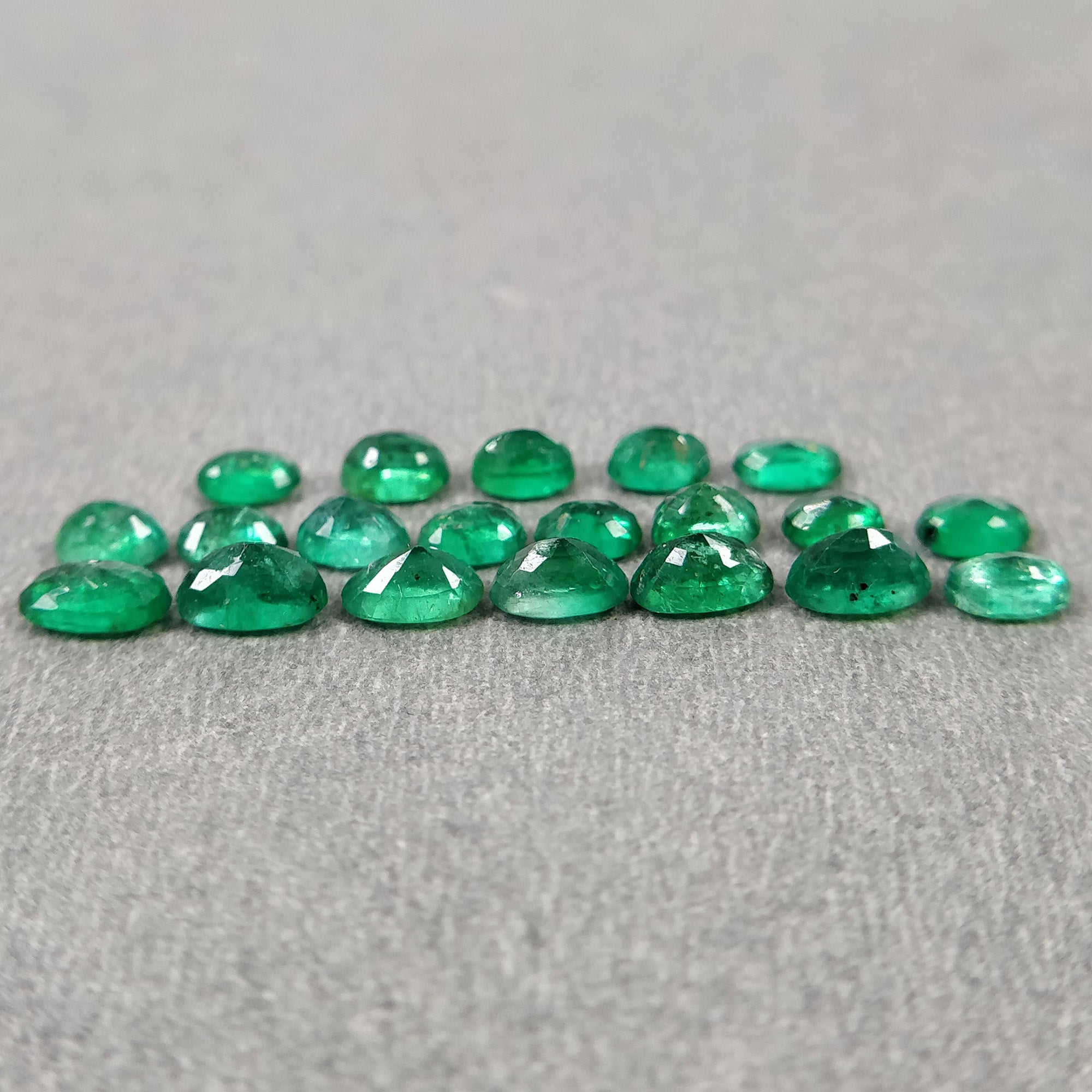 Natural Untreated Green Emerald Gemstone - 3.89cts Oval Cut (4x3mm & 5x3mm) 20pcs Set for Jewelry Making, Engagement Rings & Birthstone Collections