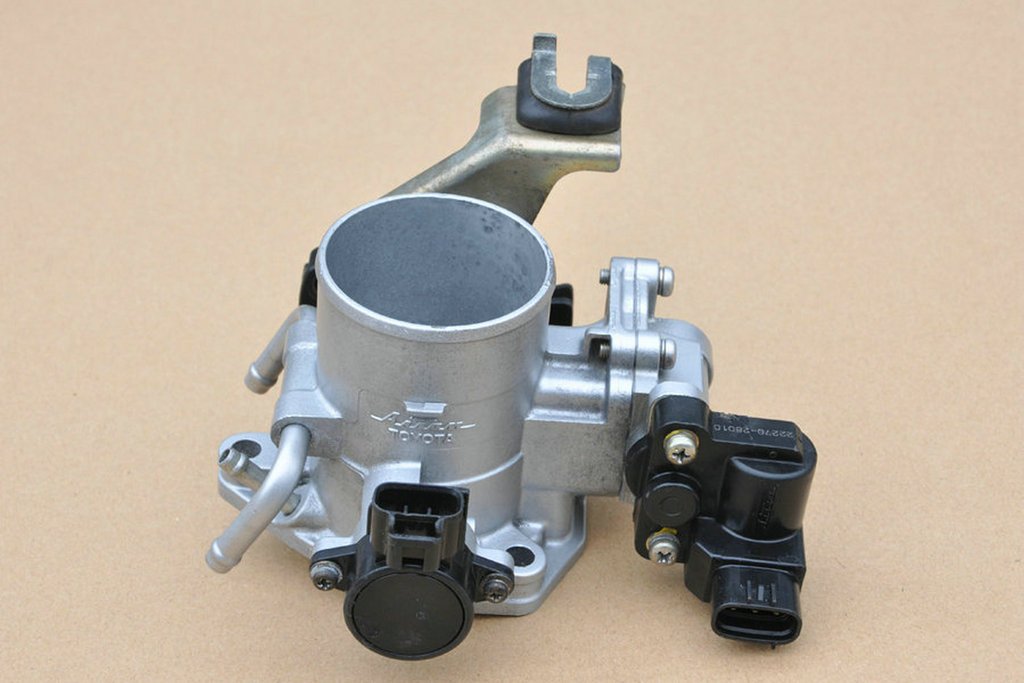 Used Throttle Body for 2005 Toyota Highlander 2.4L 2AZ-FE Engine - TPS & ISC Controller - Replacement Part for Improved Acceleration & Fuel Efficiency