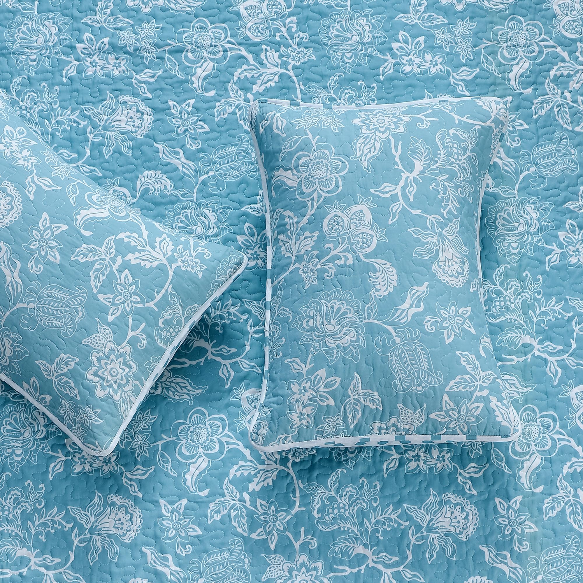 Great Bay Home Floral King Quilt Set with Shams - Delicate Blue Floral Bedding Set | All-Season Lightweight Reversible Bedspread | Farmhouse Style Comfort for Master Bedroom, Guest Room & Cozy Retreats (King, Emma)