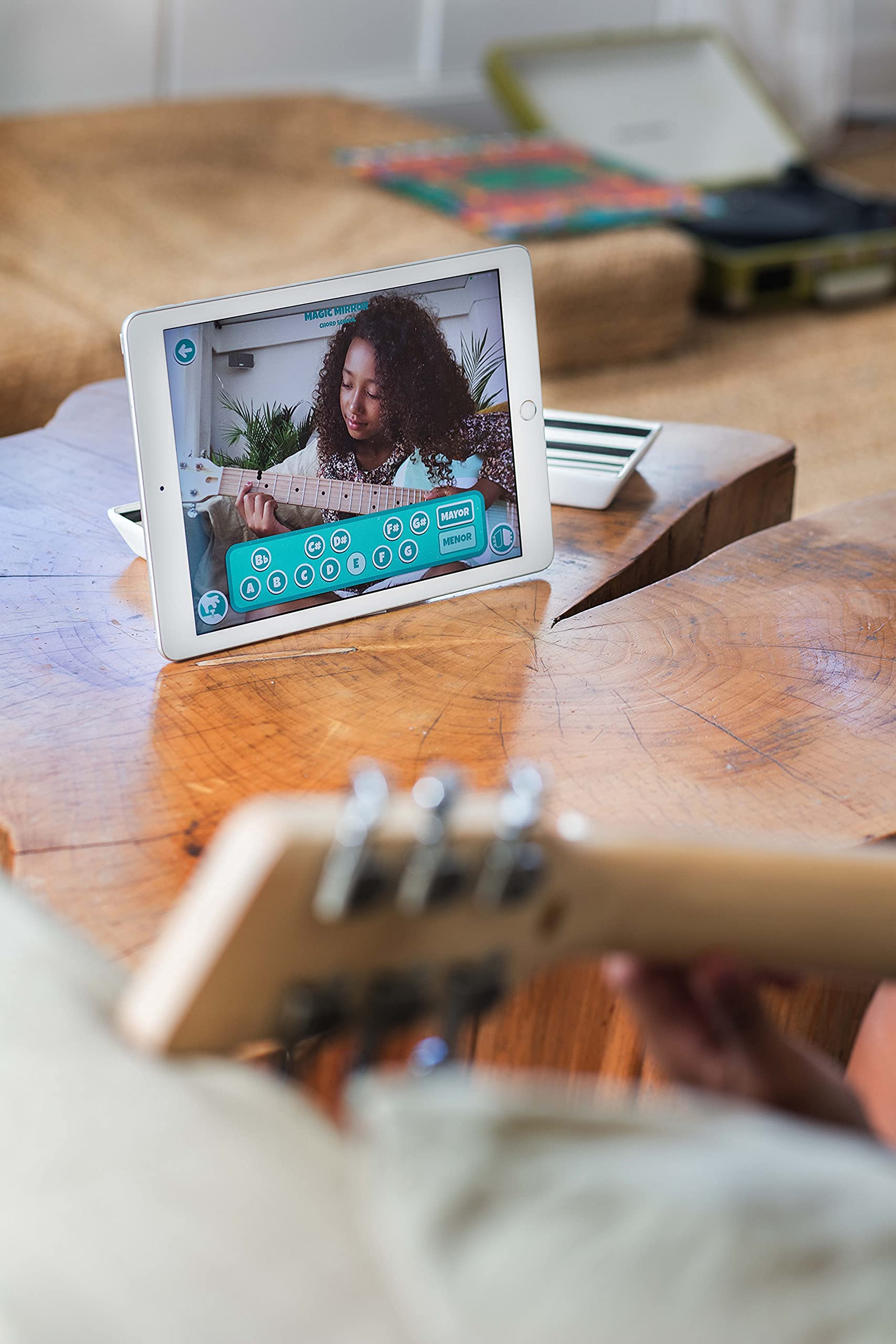 Loog Pro VI Electric Guitar for Kids Ages 9+ - Beginner Guitar with Learning App & Online Lessons - Perfect for Home Practice, Music Classes & Birthday Gifts
