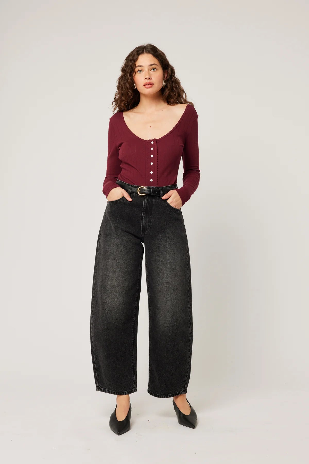 Vintage 80s Black Mid-Rise Barrel Jeans for Women - Retro High Waisted Denim Pants for Casual Wear & Night Out