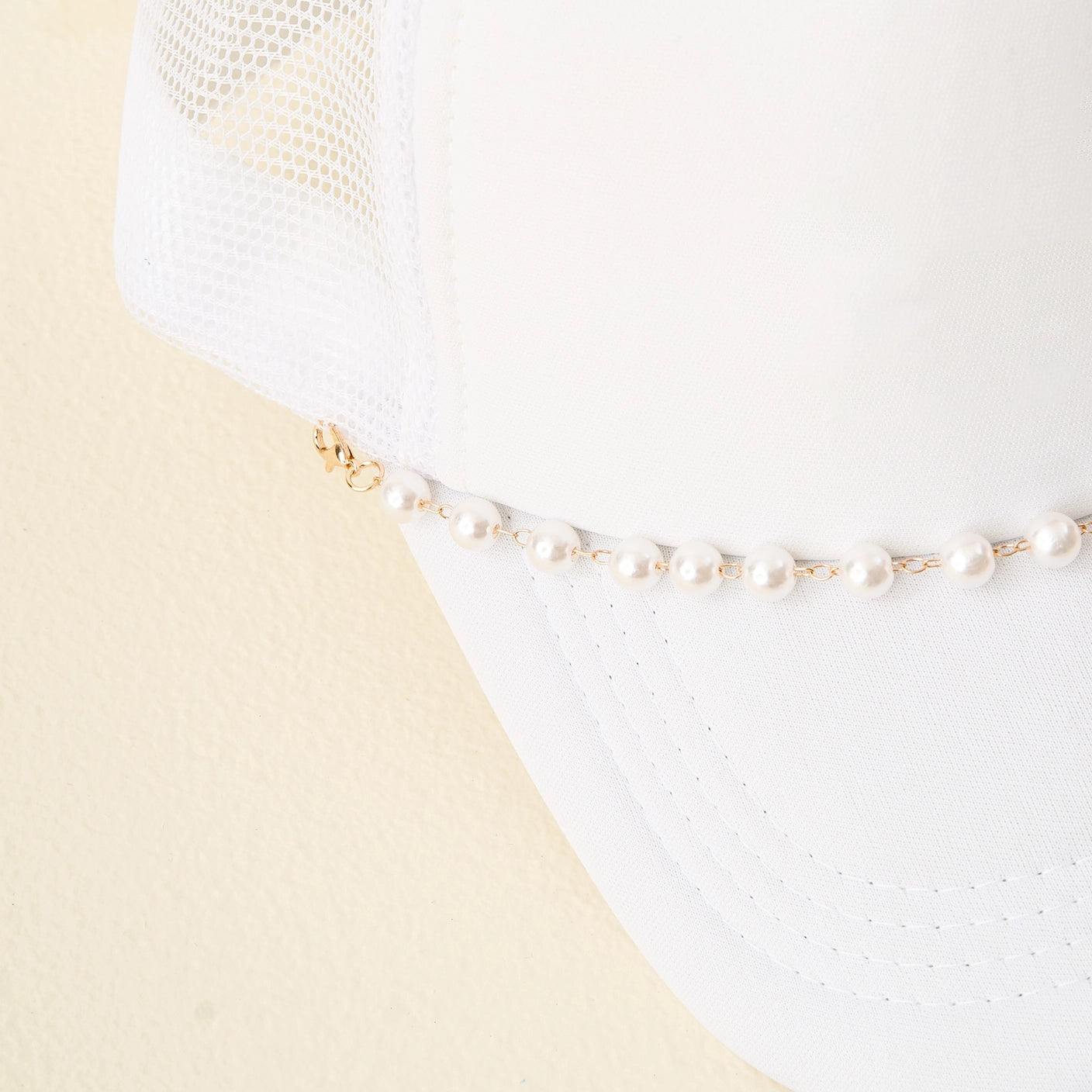 Elegant Pearl Embellished Trucker Hat with Chain - Stylish Women's Fashion Accessory for Outdoor, Music Festivals & Summer Outfits