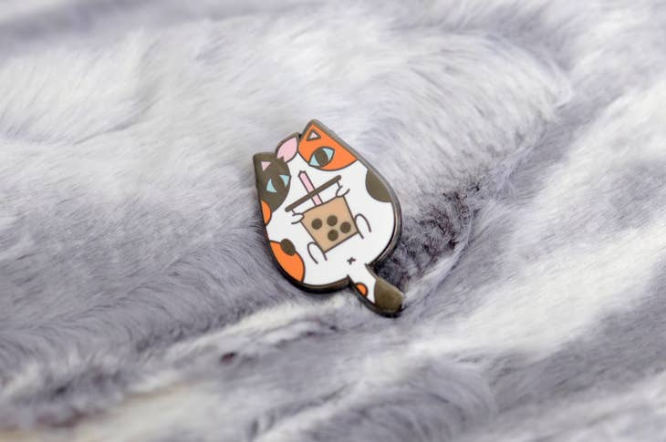 Calico Cat and Bubble Tea Enamel Pin - Cute Kawaii Cat Brooch for Backpacks, Jackets & Accessories - Perfect for Anime Lovers and Boba Tea Fans