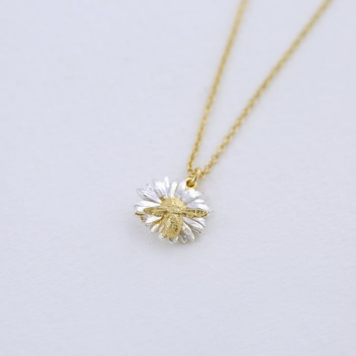 Charming Daisy Necklace with Tiny Bee Charm - Perfect for Spring Outfits & Boho Fashion