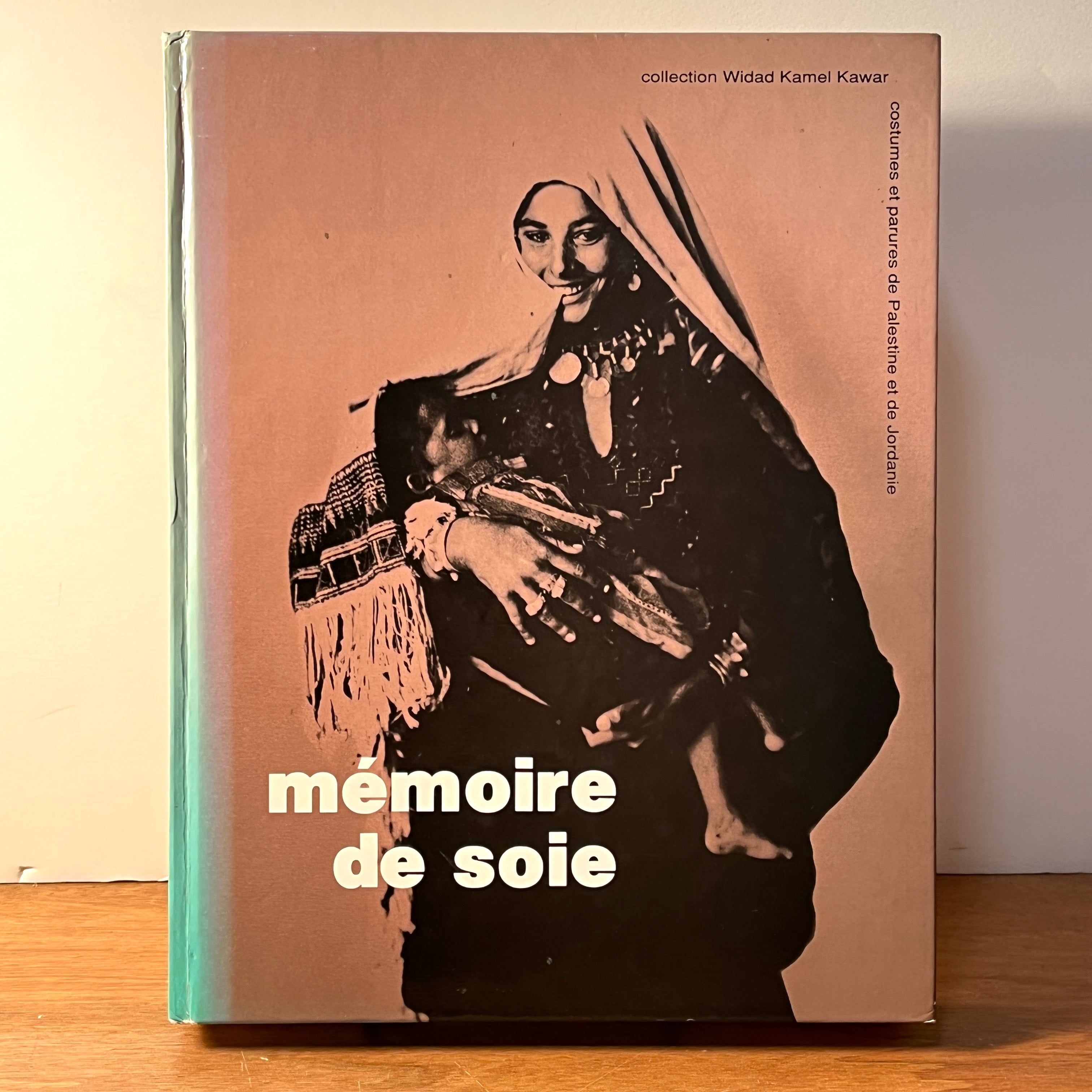 Memoire de Soie: Traditional Palestinian and Jordanian Costumes & Jewelry – EDIFRA 1988 Hardcover – Vintage Collectible for Cultural Enthusiasts & Home Decor