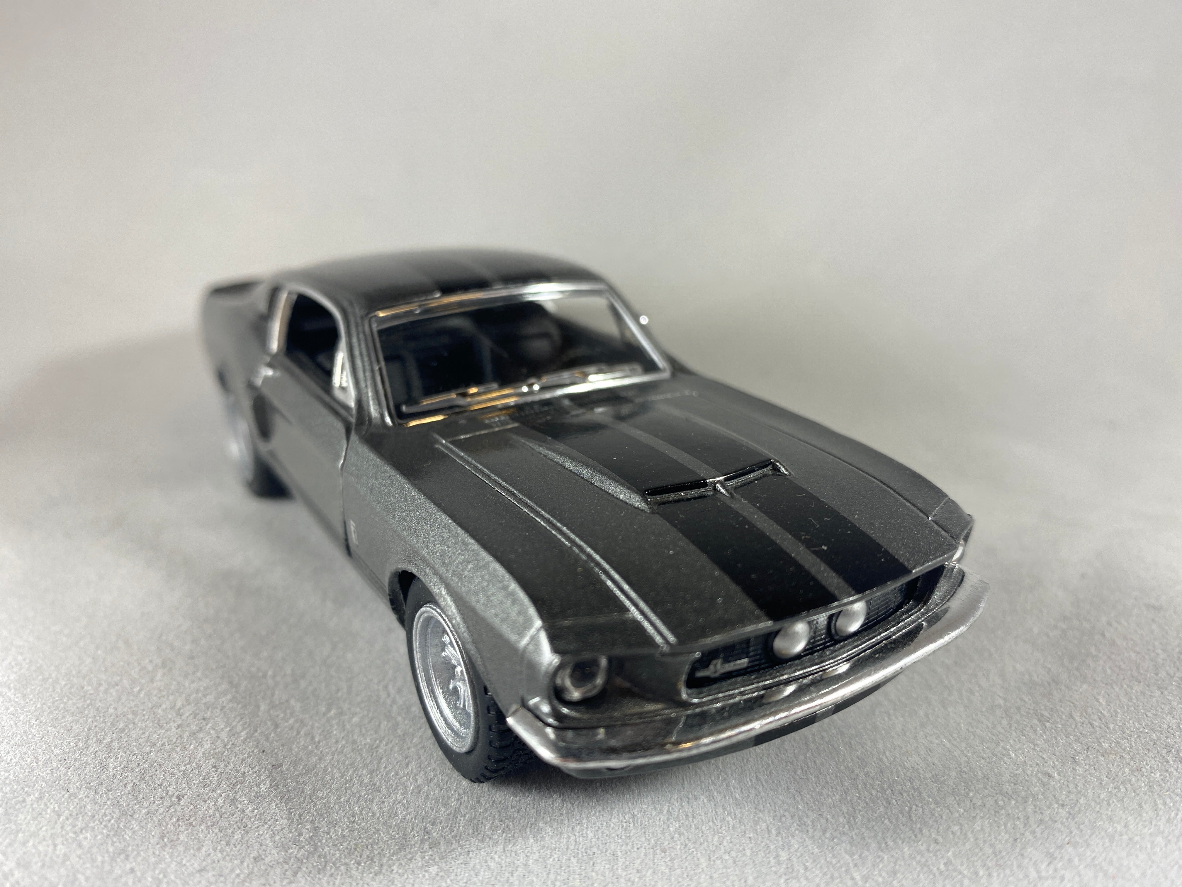 1:24 Scale Diecast Ford Shelby GT500 Model Car - Collectible Metal Alloy Toy for Car Enthusiasts | Perfect for Display, Gifts, and Racing Collections
