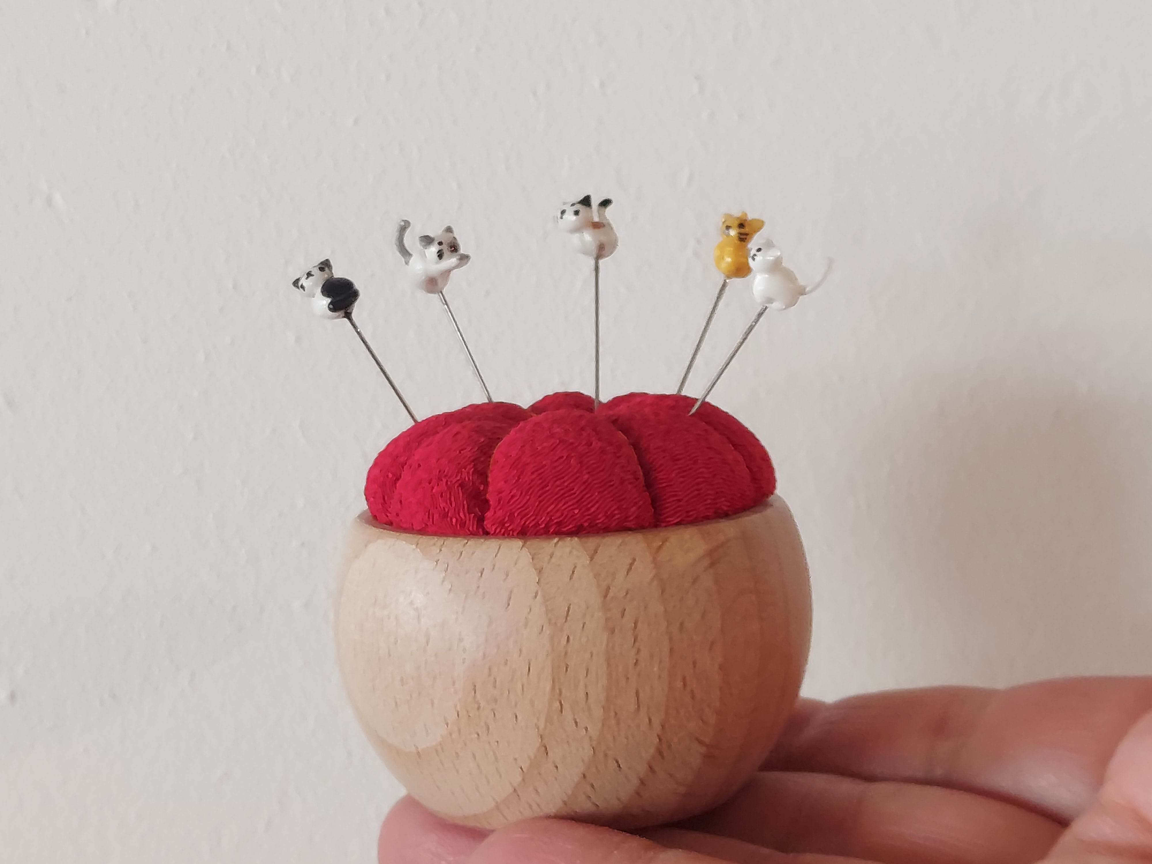 Hiro Cat-Shaped Sewing Pin Cushion with 50 Stainless Steel Pins - Cute and Functional Sewing Accessory for Quilting, Dressmaking & Craft Projects