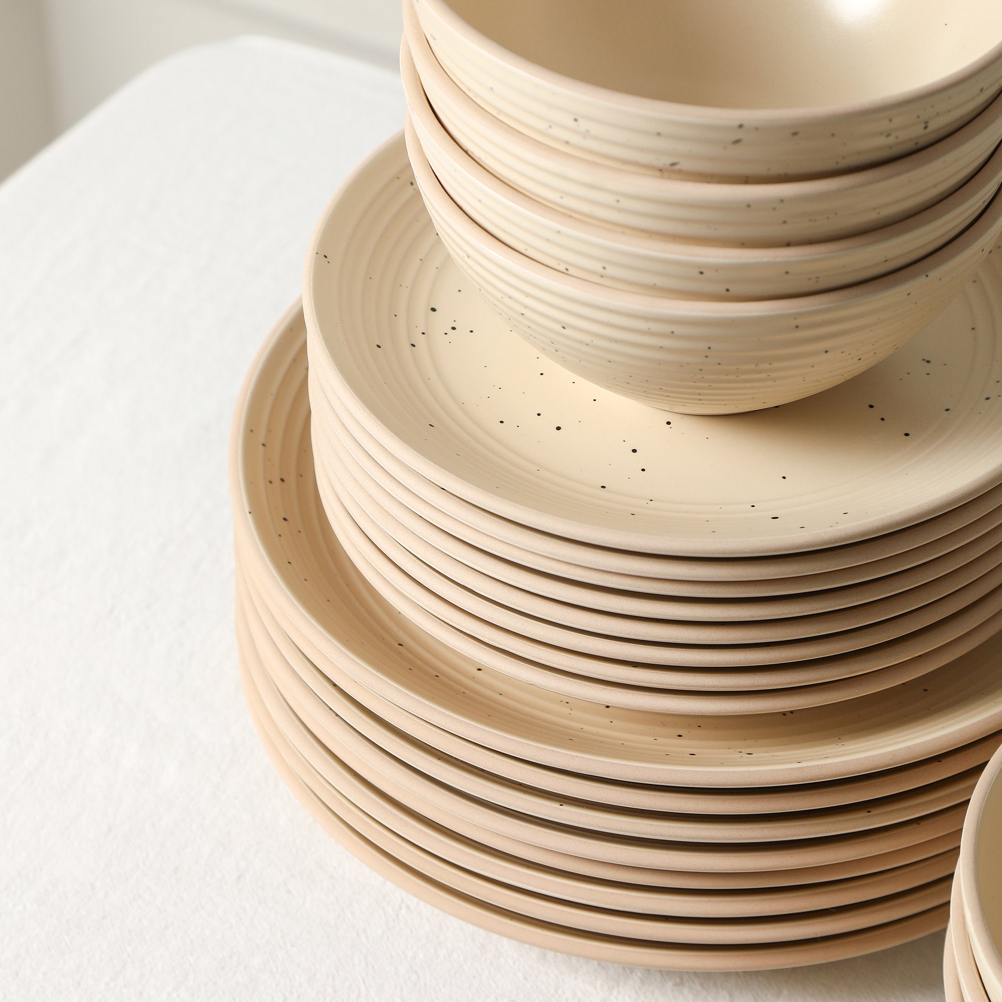 Premium Lauren Stoneware Dinnerware Set - 16-Piece Beige Ceramic Plates & Bowls Set for Everyday Dining, Dinner Parties & Family Gatherings - Durable, Microwave & Dishwasher Safe