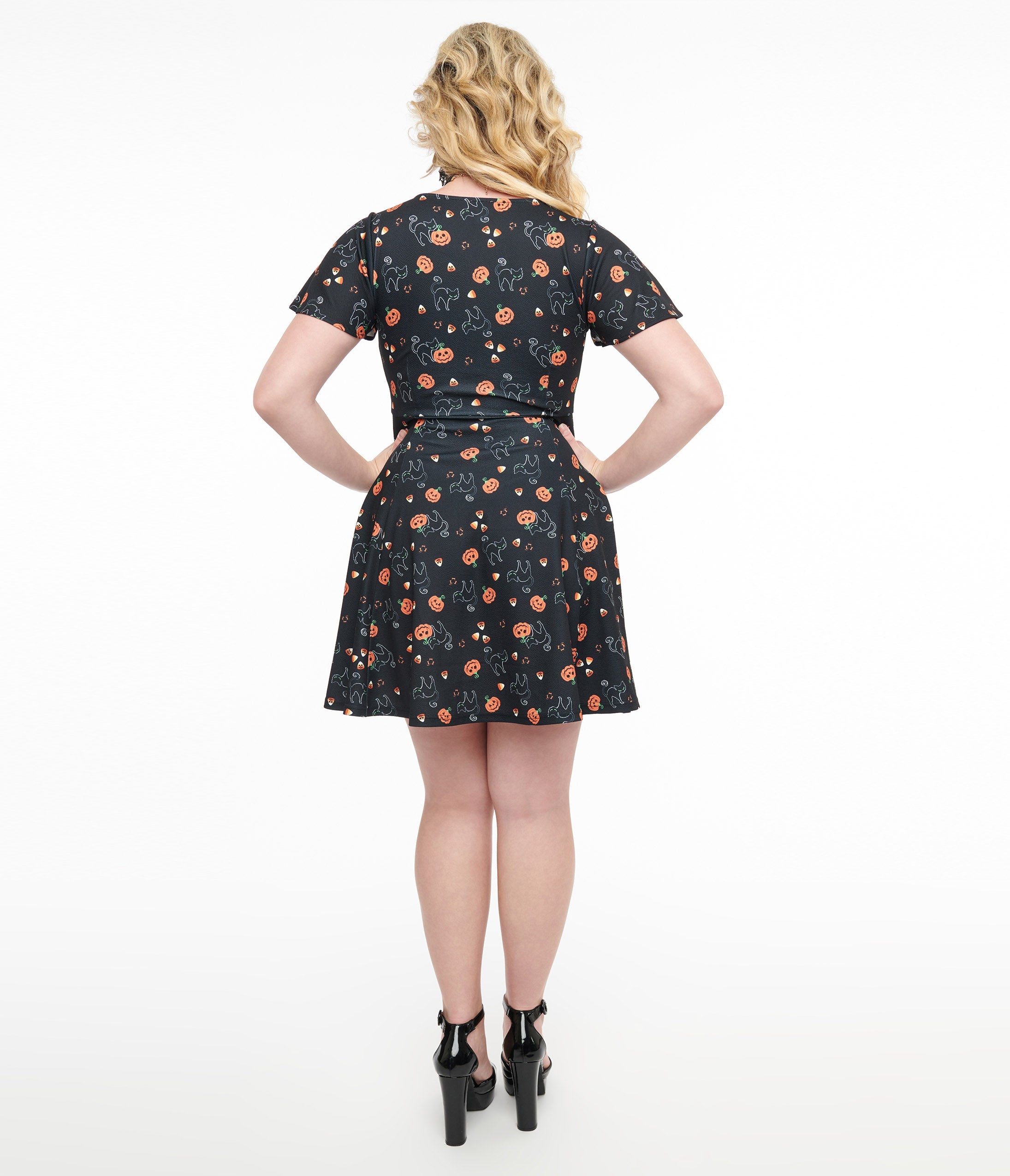 Vintage 1950s Black Halloween Dress with Spooky Cats & Pumpkins Print - Retro Poppy Flare Swing Dress for Women - Perfect for Halloween Parties, Costume Events & Vintage Fashion Lovers
