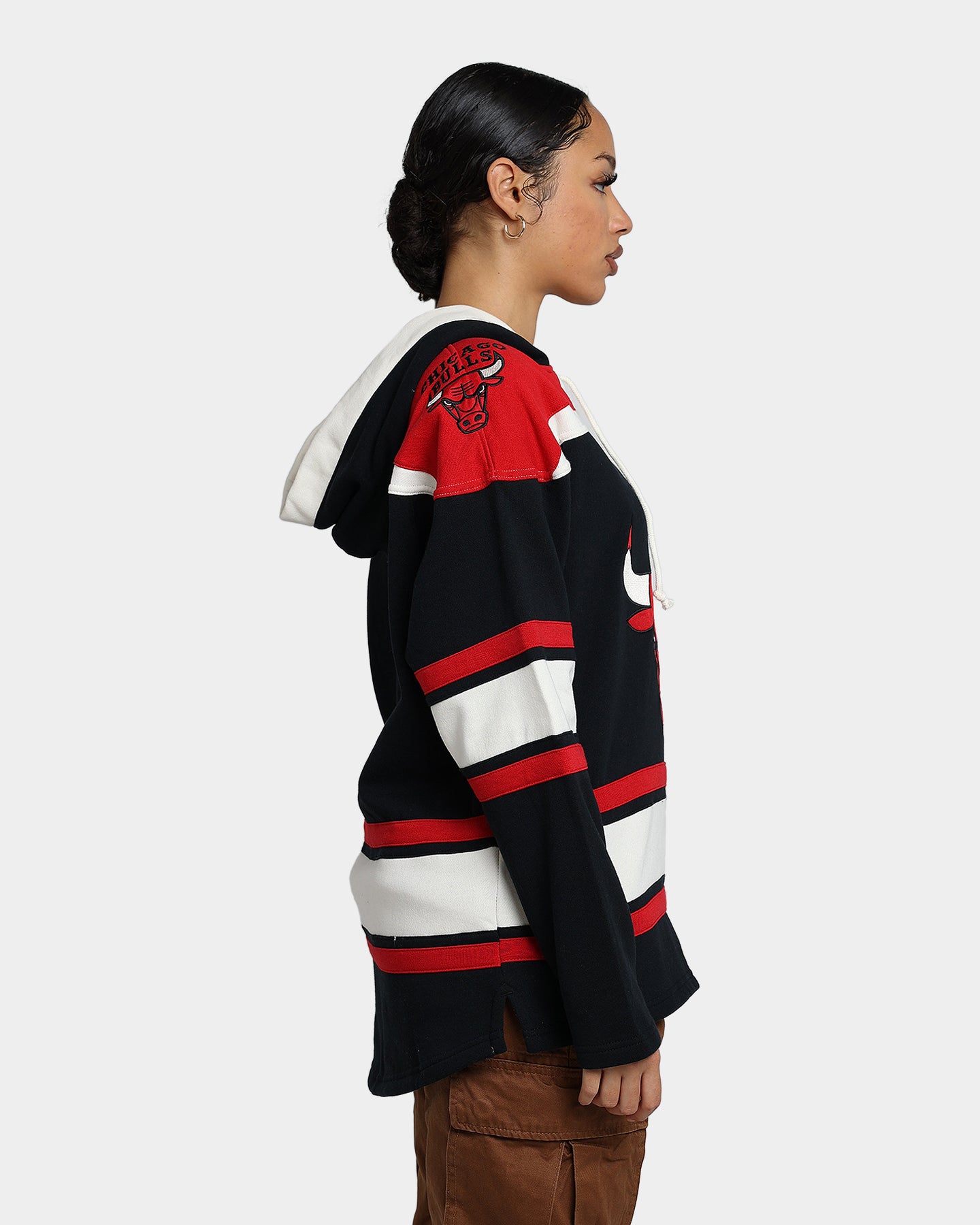 47 Brand Chicago Bulls Superior Lacer Hoodie - Men's NBA Basketball Pullover Sweatshirt (Jet Black/Red) - Perfect for Game Day, Streetwear & Casual Outfits