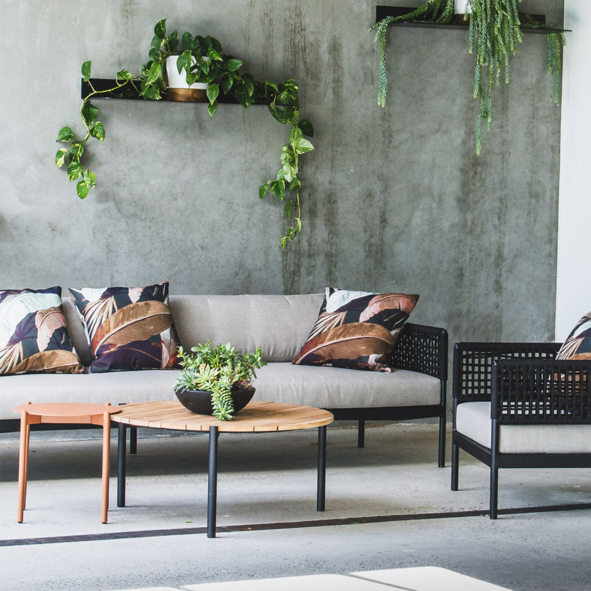 Modern Round Coffee Table - Solid Wood Living Room Furniture for Home Decor - Perfect for Small Spaces, Apartments & Cozy Living Rooms