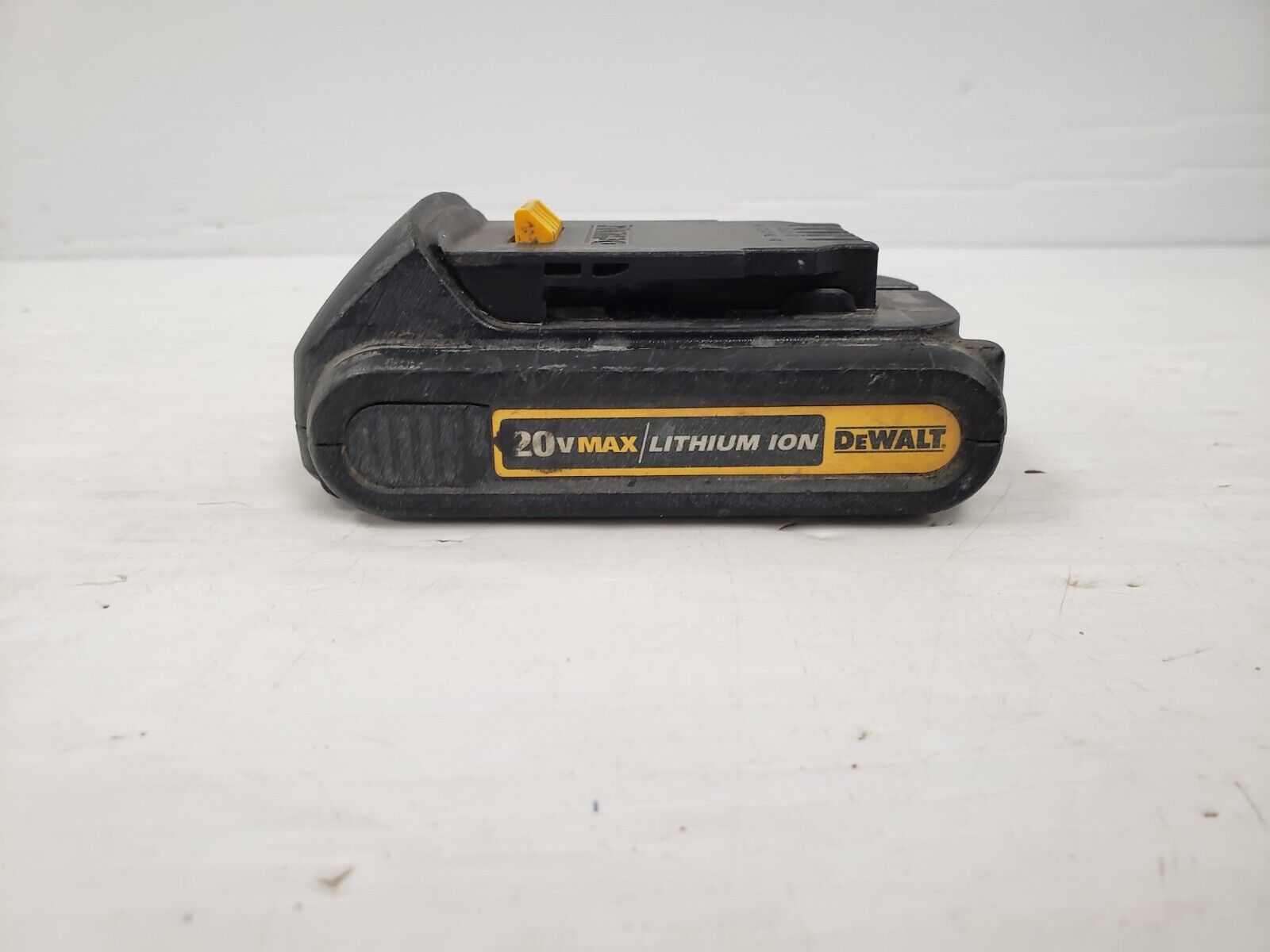 DEWALT DCB207 20V MAX Lithium-Ion Battery Pack - Compatible with DEWALT 20V Tools - Power Drills, Saws, Flashlights & More - Ideal for Construction, DIY Projects & Home Repairs