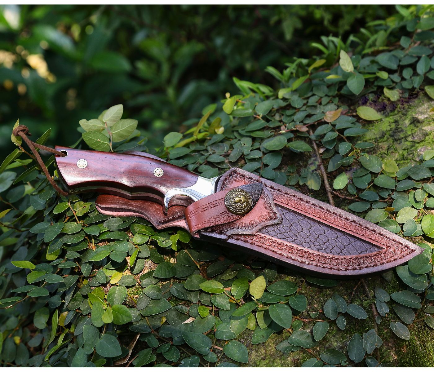 Premium Velar Japanese Hunting Knife - VG-10 Damascus Steel Blade & Exotic Red Sandalwood Handle - Perfect for Outdoor Adventures, Camping, and Bushcraft Survival