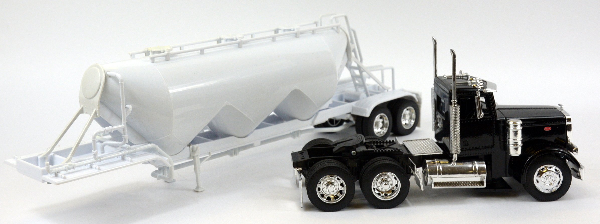 New-Ray Toys 1:32 Scale Peterbilt 379 Truck with Pneumatic Trailer - Diecast Model Collectible for Kids & Adults | Perfect for Display, Gift Giving & Truck Enthusiast Collections