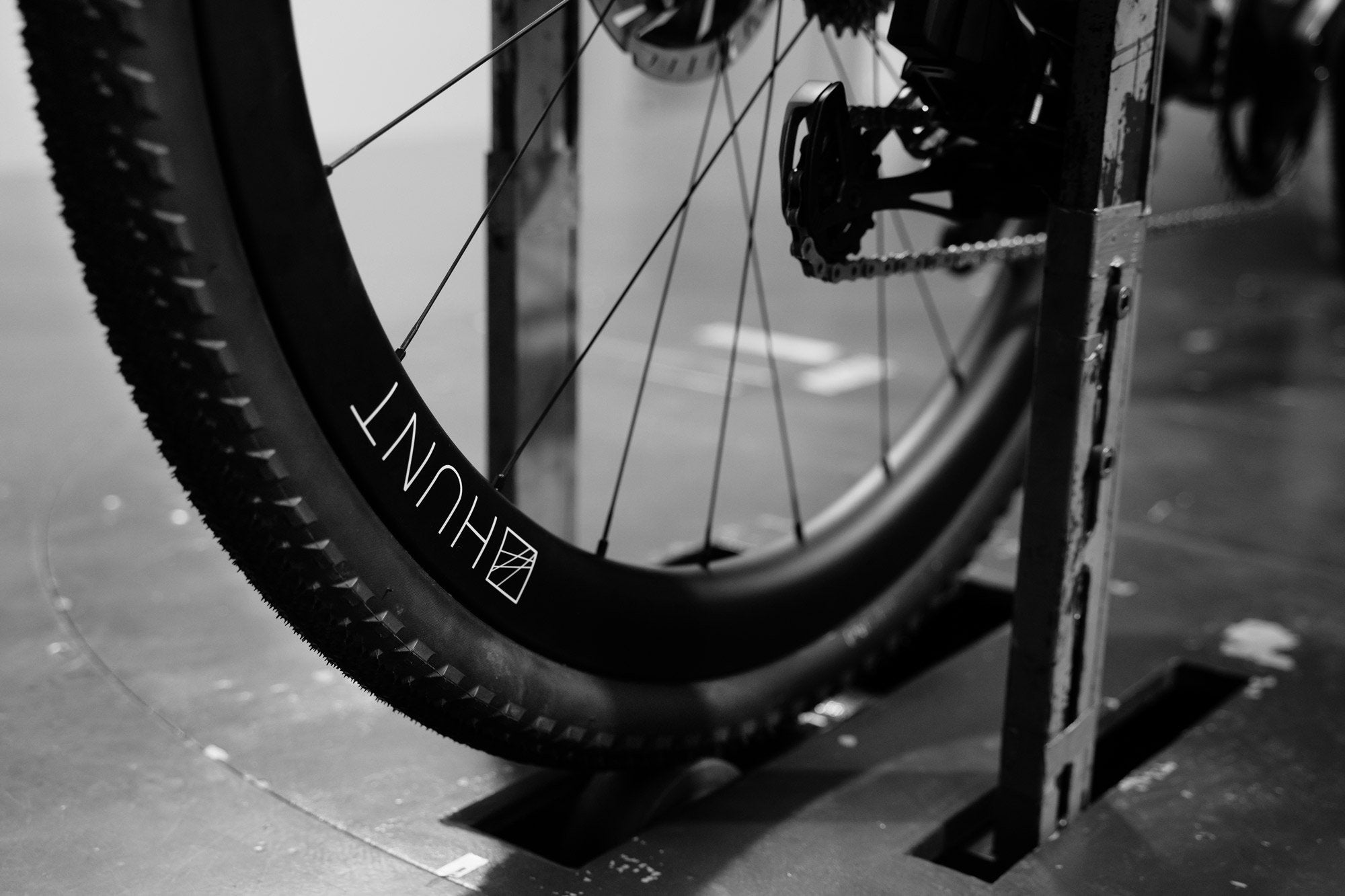 RE:NEW HUNT 42 Limitless Gravel Disc Wheelset - Lightweight Carbon Wheels for Gravel Biking - Perfect for Off-Road Adventures, Bikepacking & All-Terrain Cycling