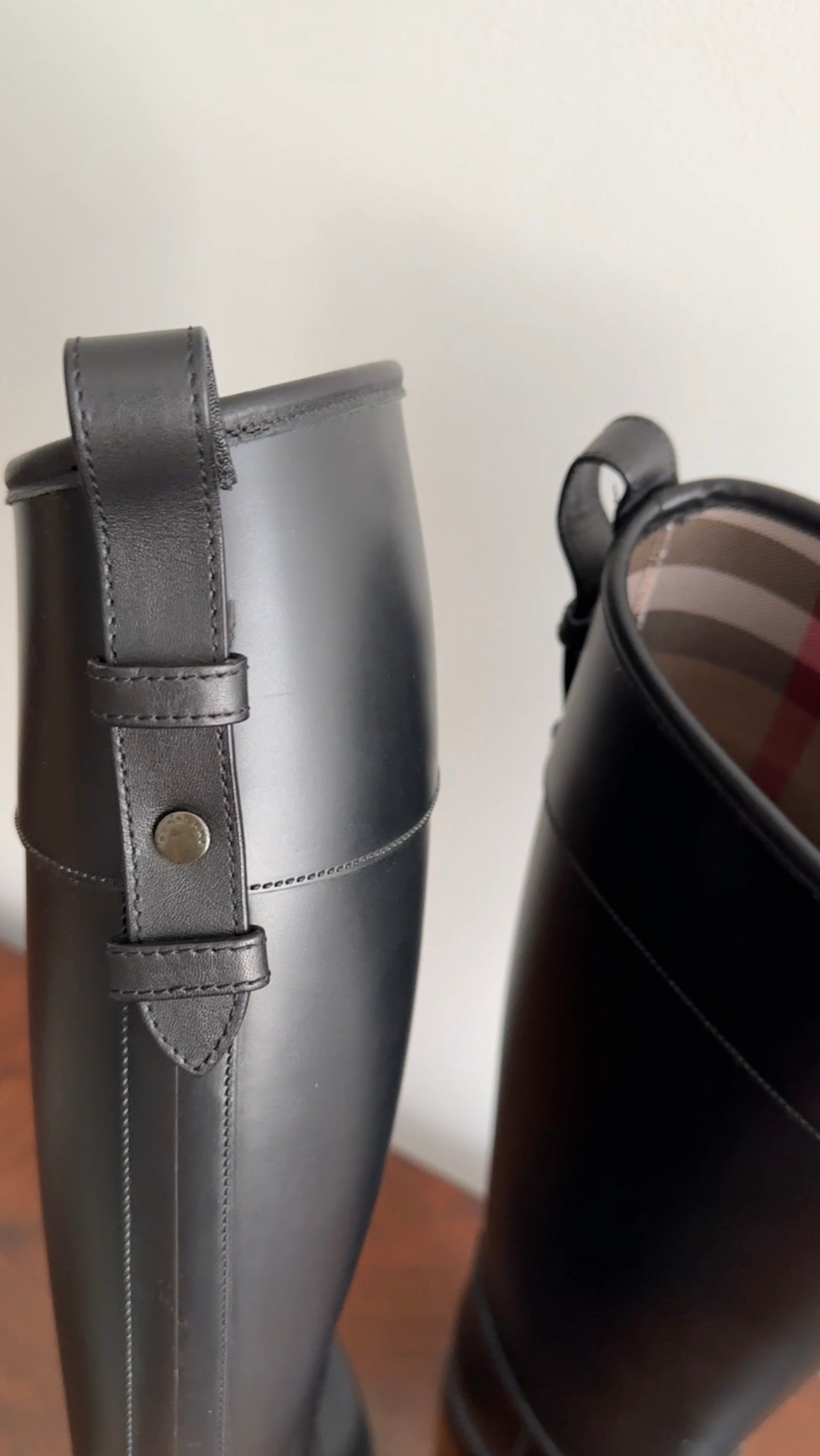 Burberry Black Rubber Riding Boots - Size 39 / 8.5 - Waterproof Equestrian Boots for Women, Perfect for Horseback Riding & Outdoor Adventures