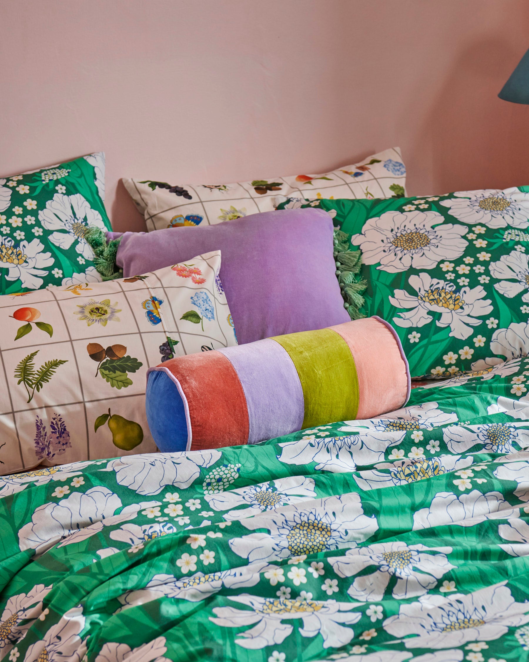 Organic Cotton Pillowcases with Tumbling Flowers Design - Soft & Breathable Bedding for a Comfortable Sleep - Perfect for Home, Hotel, and Travel Use