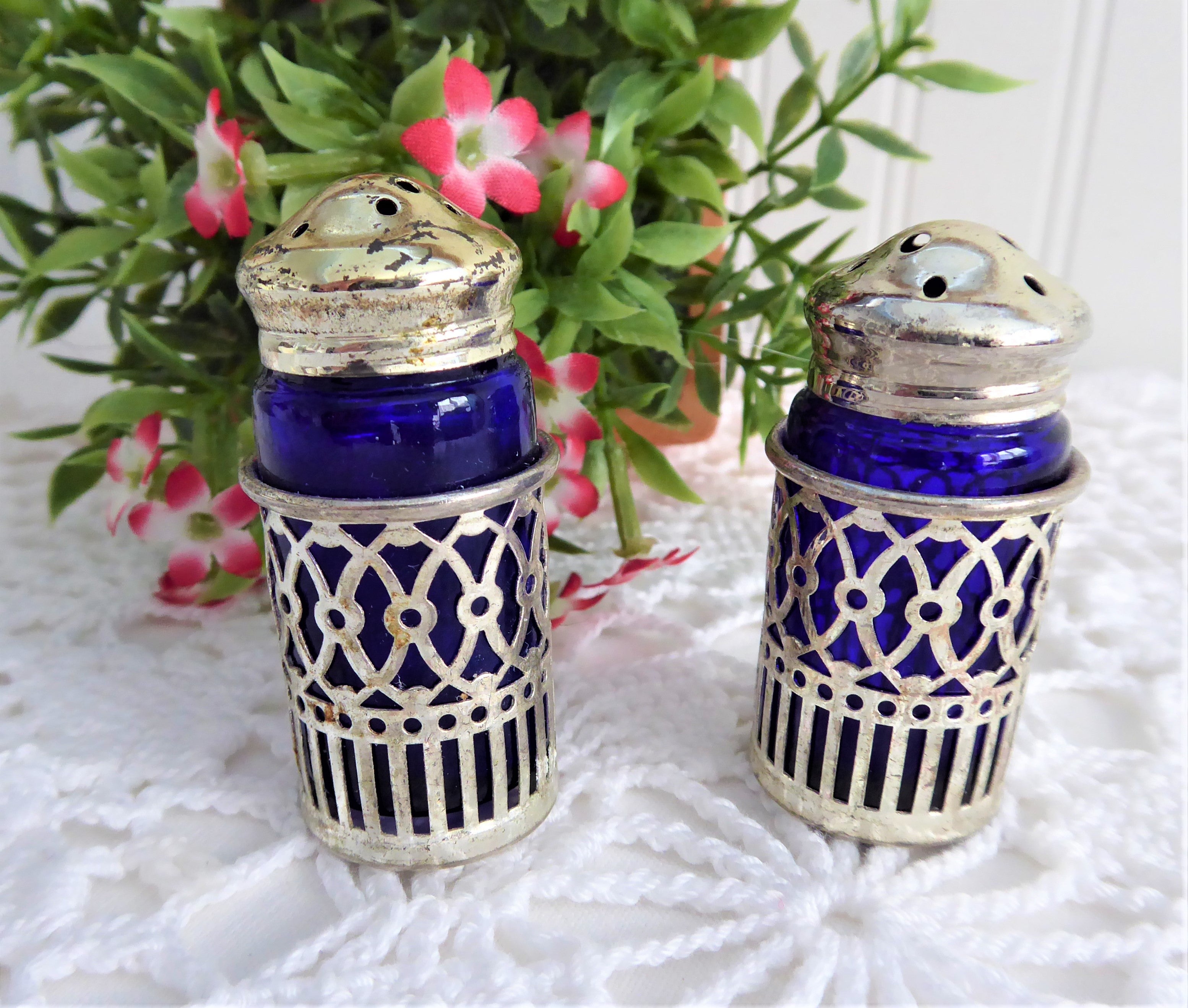 Vintage 1980s Salt and Pepper Shakers Set - Cobalt Blue Glass with Silverplate Liners - Classic Tableware for Dining, Kitchen, and Collectors