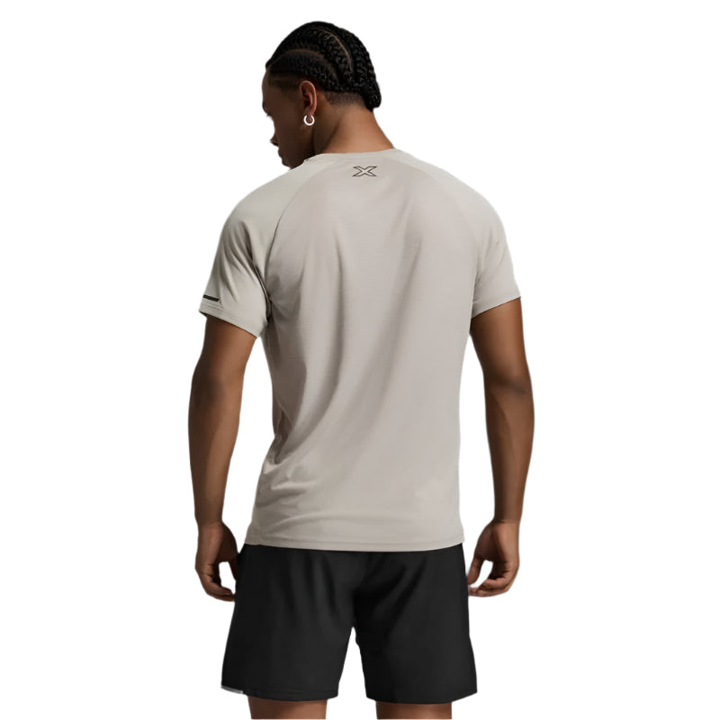 2XU Men's Aero Running Tee - Lightweight Performance Shirt for Marathon & Training - Moisture Wicking & Breathable Fabric for Running, Gym Workouts & Outdoor Sports