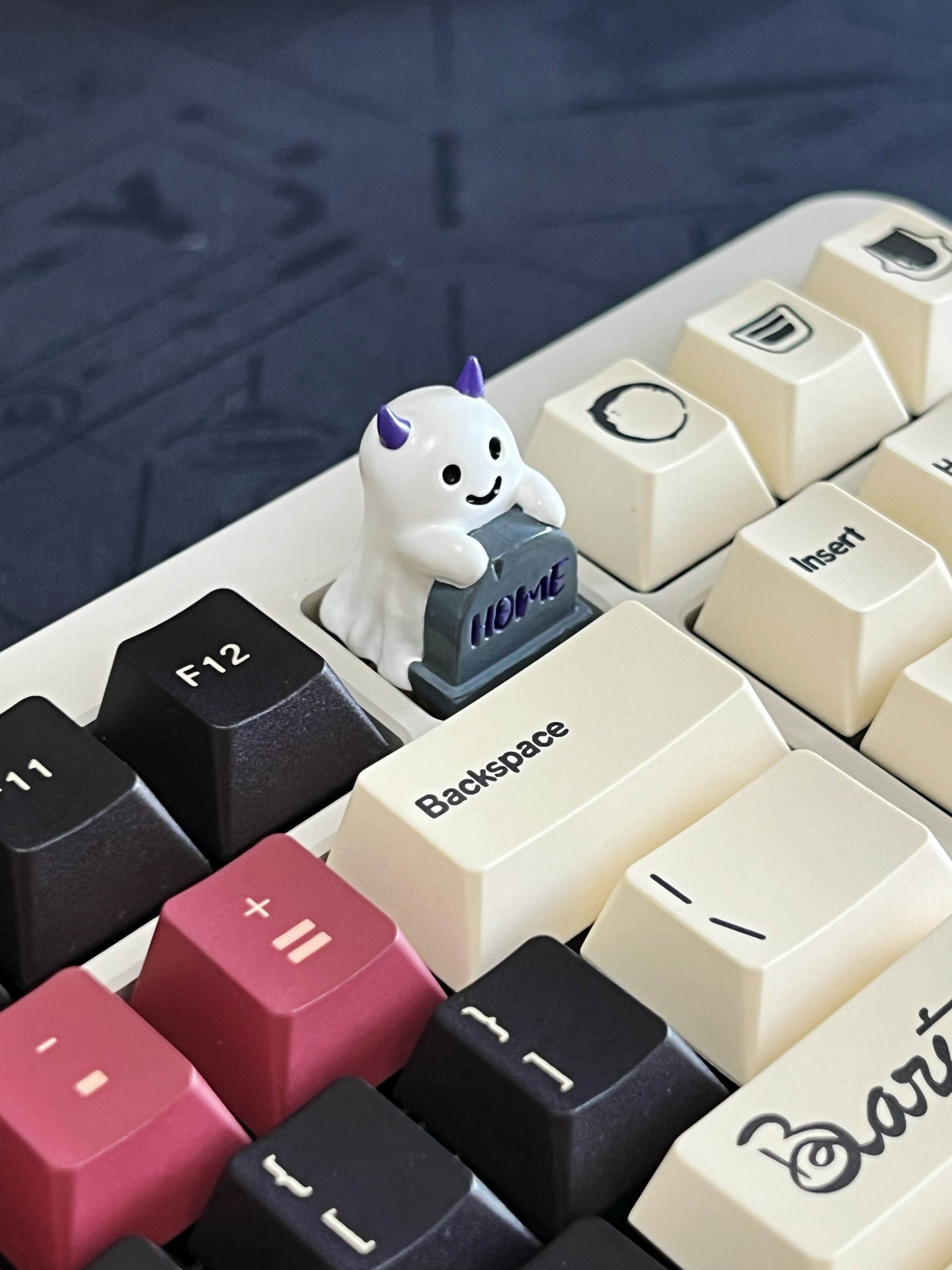Halloween Ghost Resin Keycaps - Customized Mechanical Keyboard Keycaps for Gaming & Typing - Spooky Decor for Halloween & Cosplay Enthusiasts