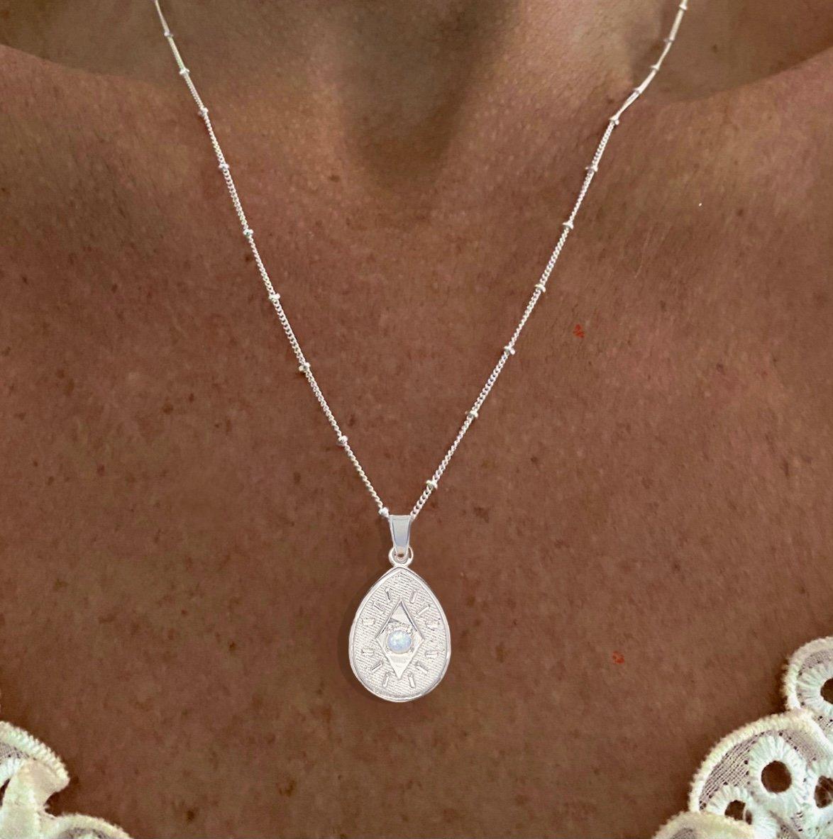 Laihas Prestige Sparkle Sterling Silver Moonstone Necklace for Women - Elegant Jewelry Gift for Birthday, Anniversary & Special Occasions