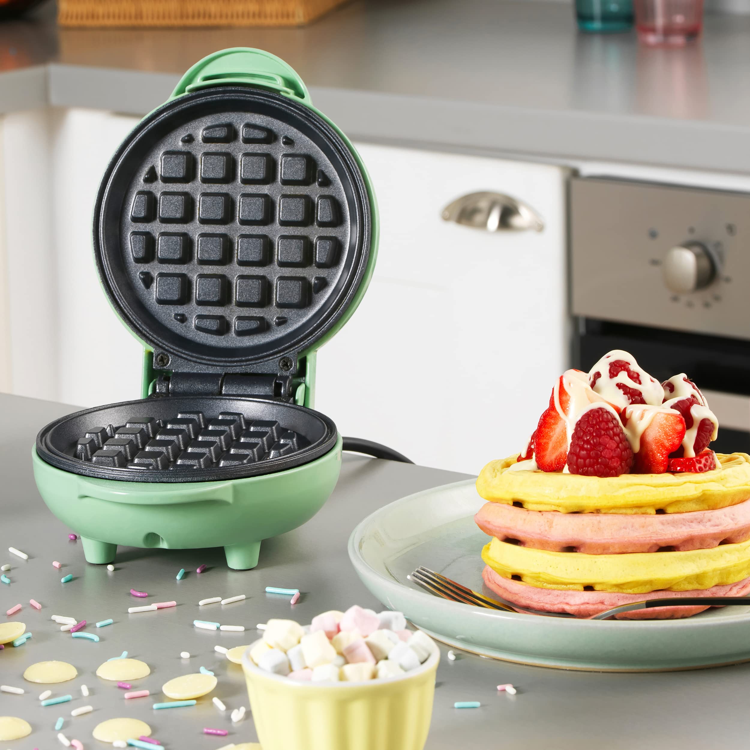 Giles & Posner EK4214GSGR Mini Waffle Maker – Non-Stick Belgian & American Waffle Iron Machine, Compact 11.5cm Round Cooking Plate, Perfect for Breakfast, Desserts, Snacks – Pastel Green