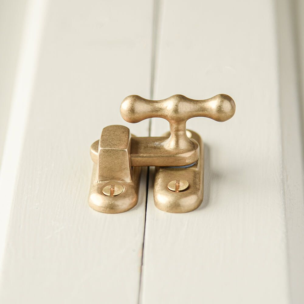 Vintage Aged Brass Cupboard Catch - Antique Style Cabinet Latch for Kitchen, Bathroom & Furniture - Perfect for Rustic, Farmhouse & Traditional Home Decor