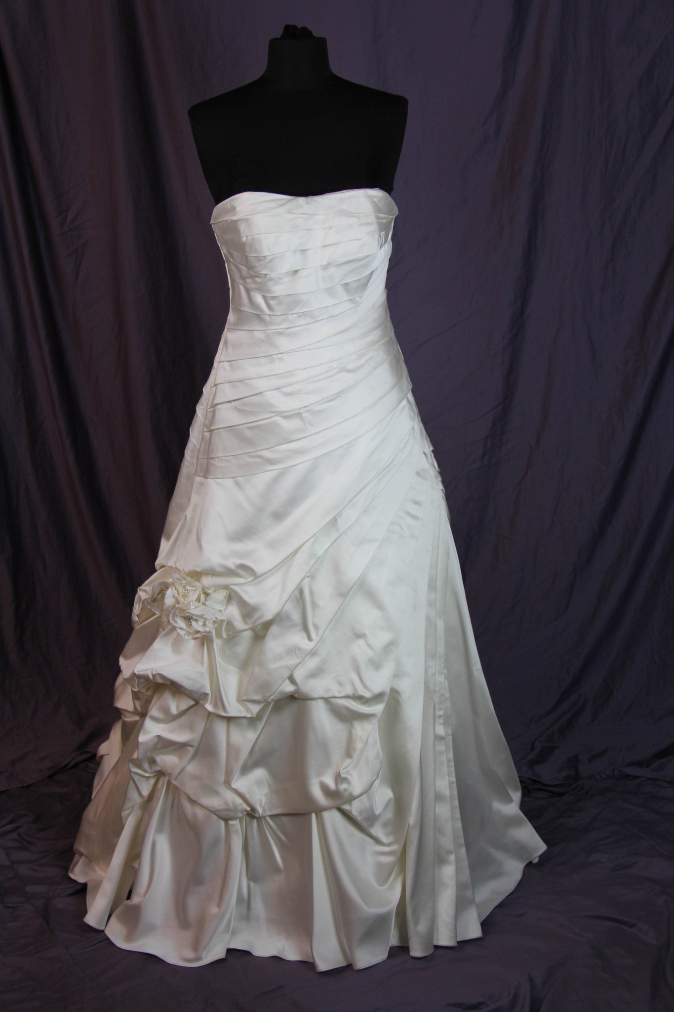 Allure Bridal P862X Wedding Gown - Elegant Lace Bridal Dress for Church Ceremony & Formal Reception