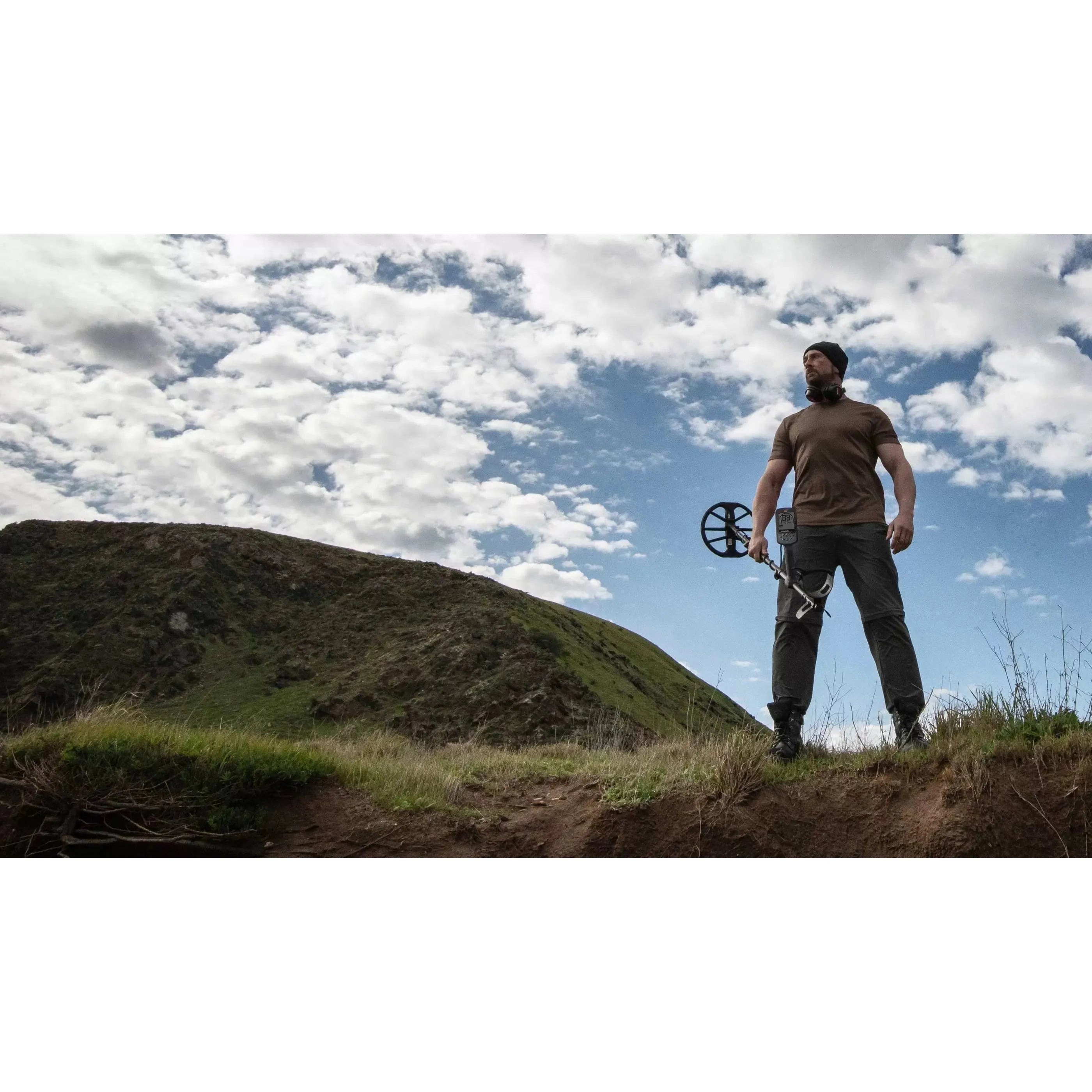 Minelab EQUINOX 900 Waterproof Metal Detector with Wireless Headphones - Professional Gold & Treasure Hunting Kit with 15